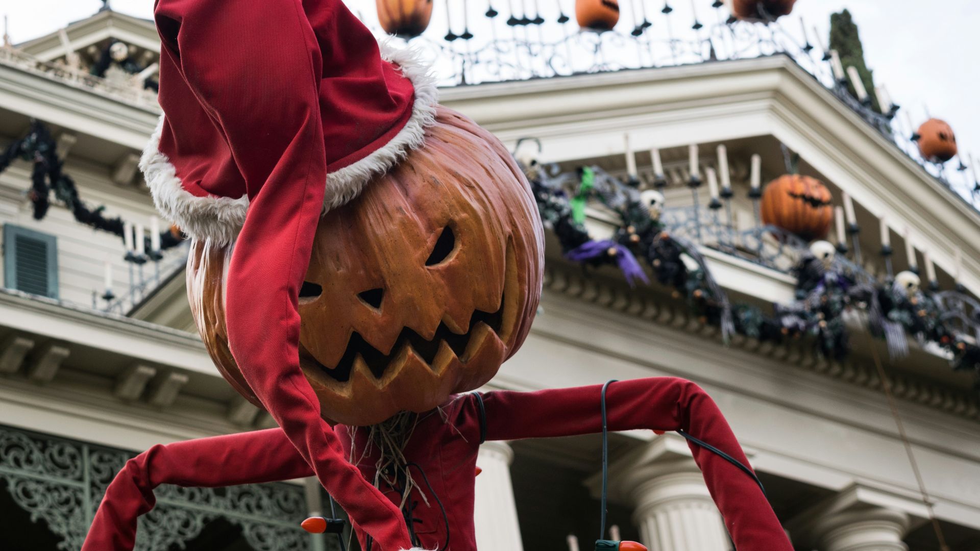 Jack-o'-Lantern statue close-up photo