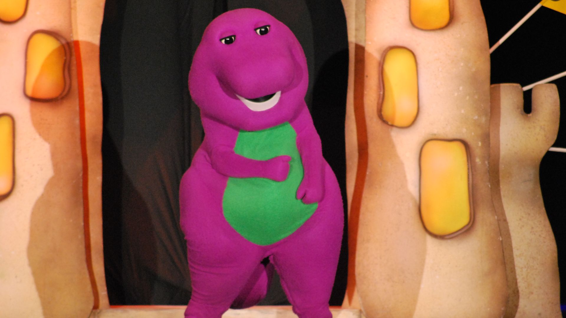 File:Barney show in Qatar (4340543390).jpg