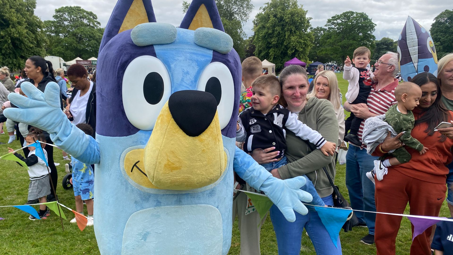 File:Bluey entertains the crowds at Under 5s Day.jpg
