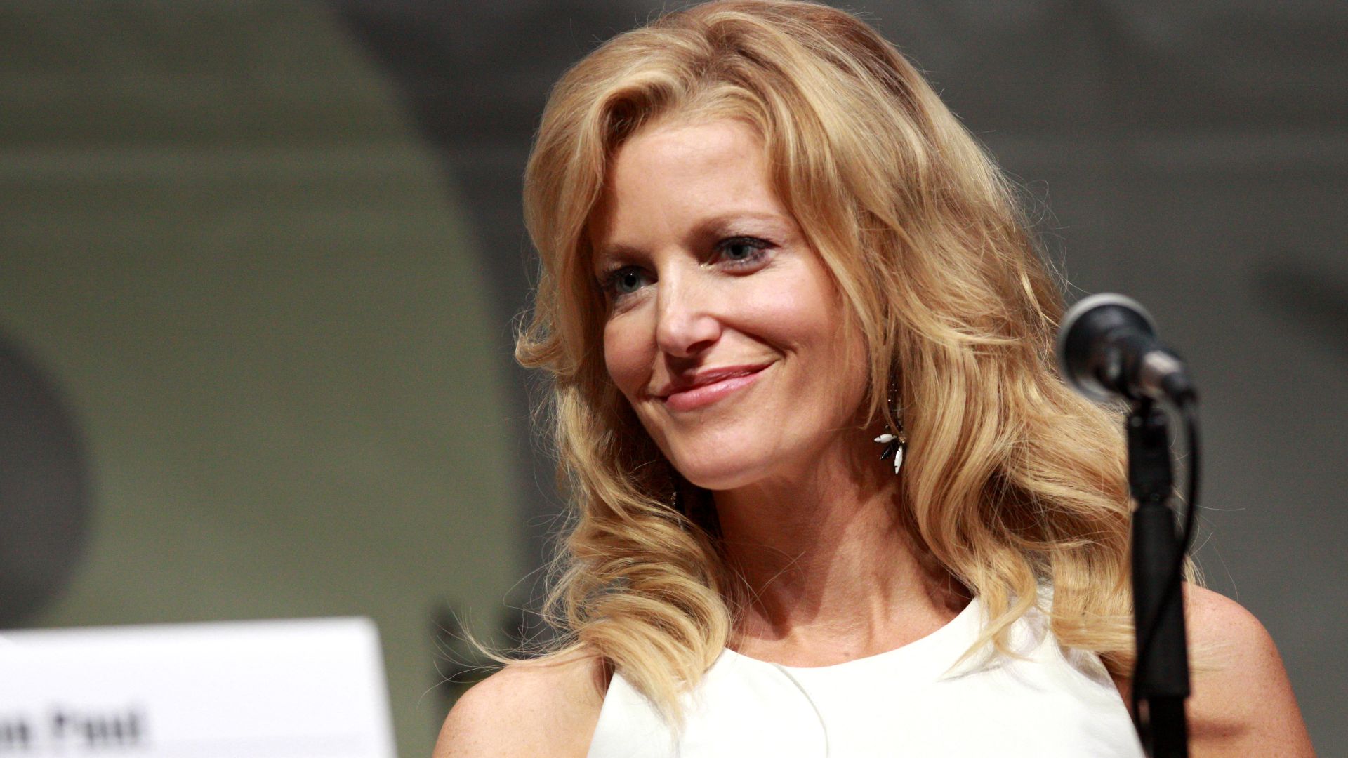 File:Anna Gunn (9362534745).jpg