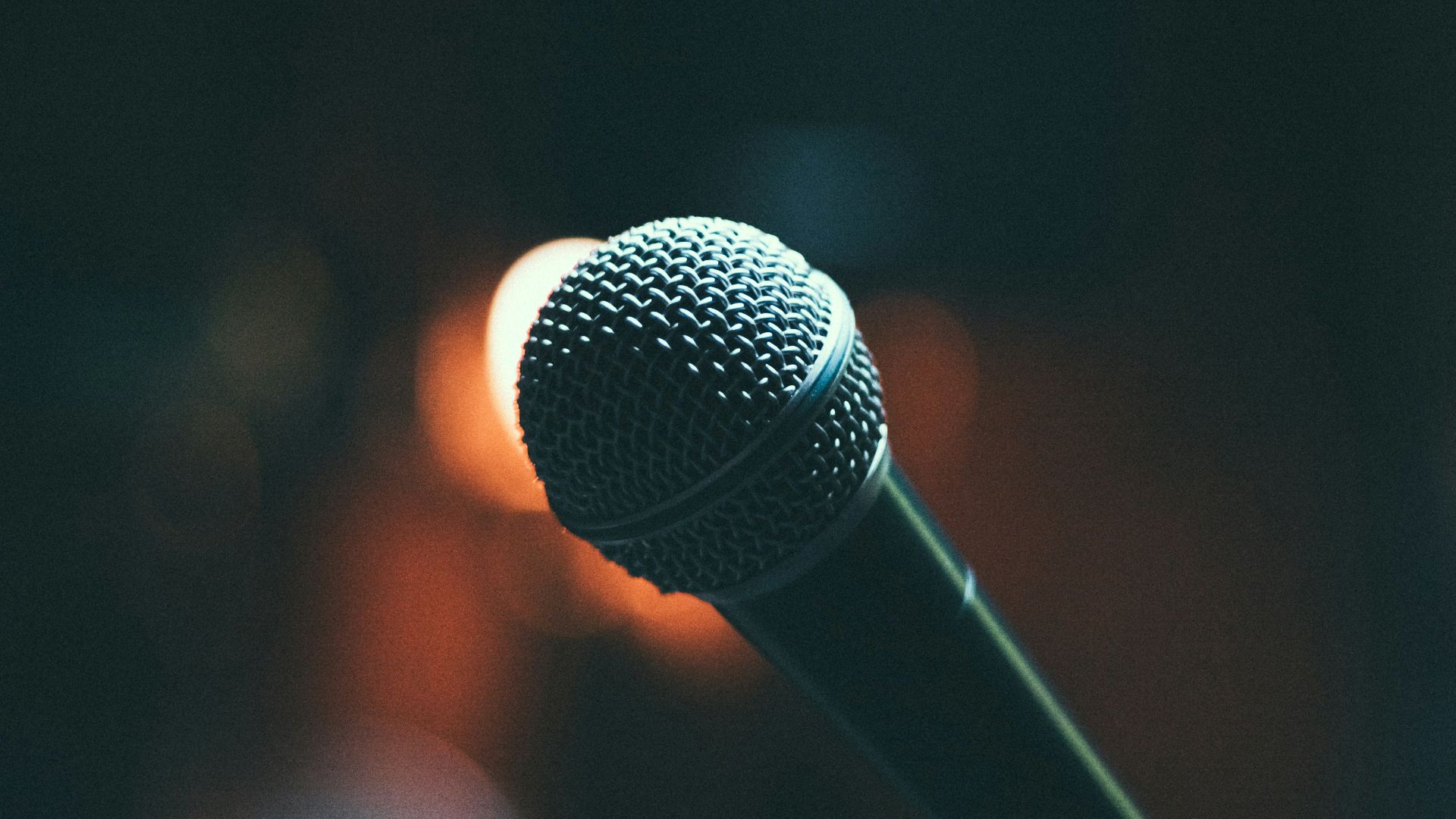 a microphone that is sitting on a stand