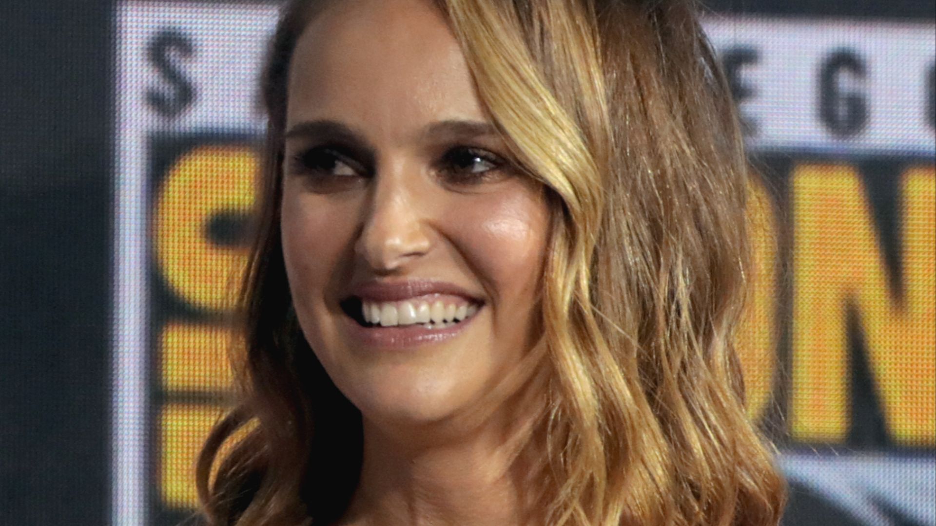 File:Natalie Portman & Chris Hemsworth (48470999262) (cropped).jpg