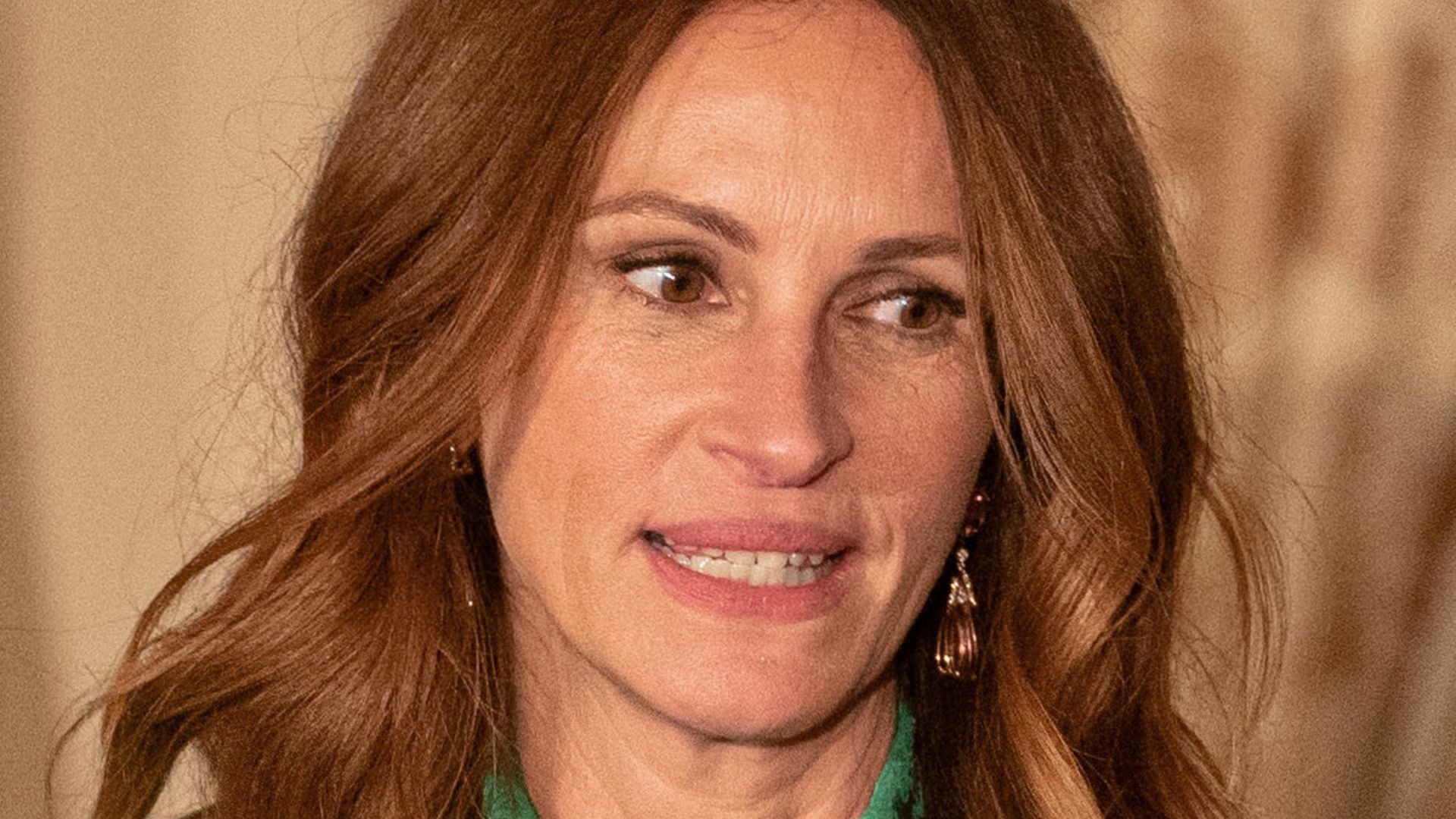 File:Julia Roberts Delivers Remarks at the 2022 Kennedy Center Honors Dinner (52542372884) (cropped).jpg