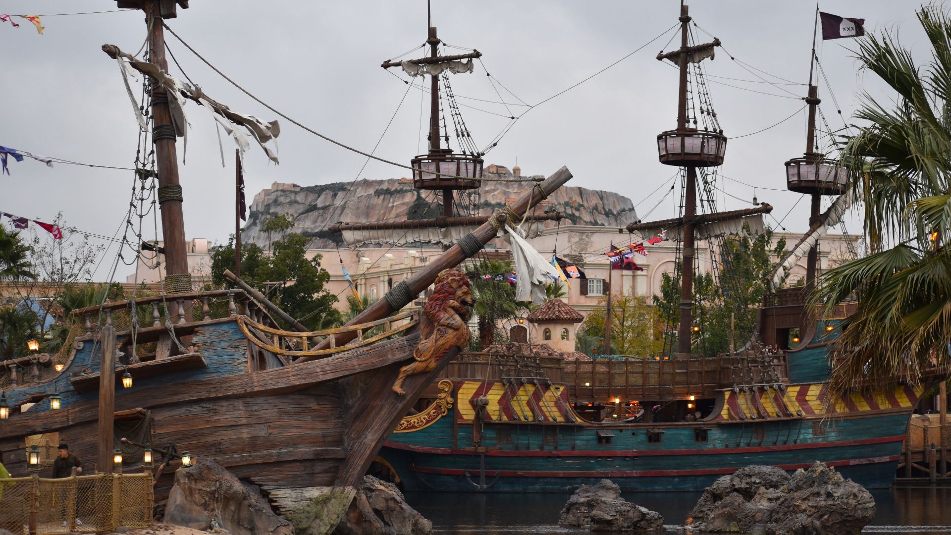 File:Treasure Cove - Pirate Ships.jpg - Wikimedia Commons
