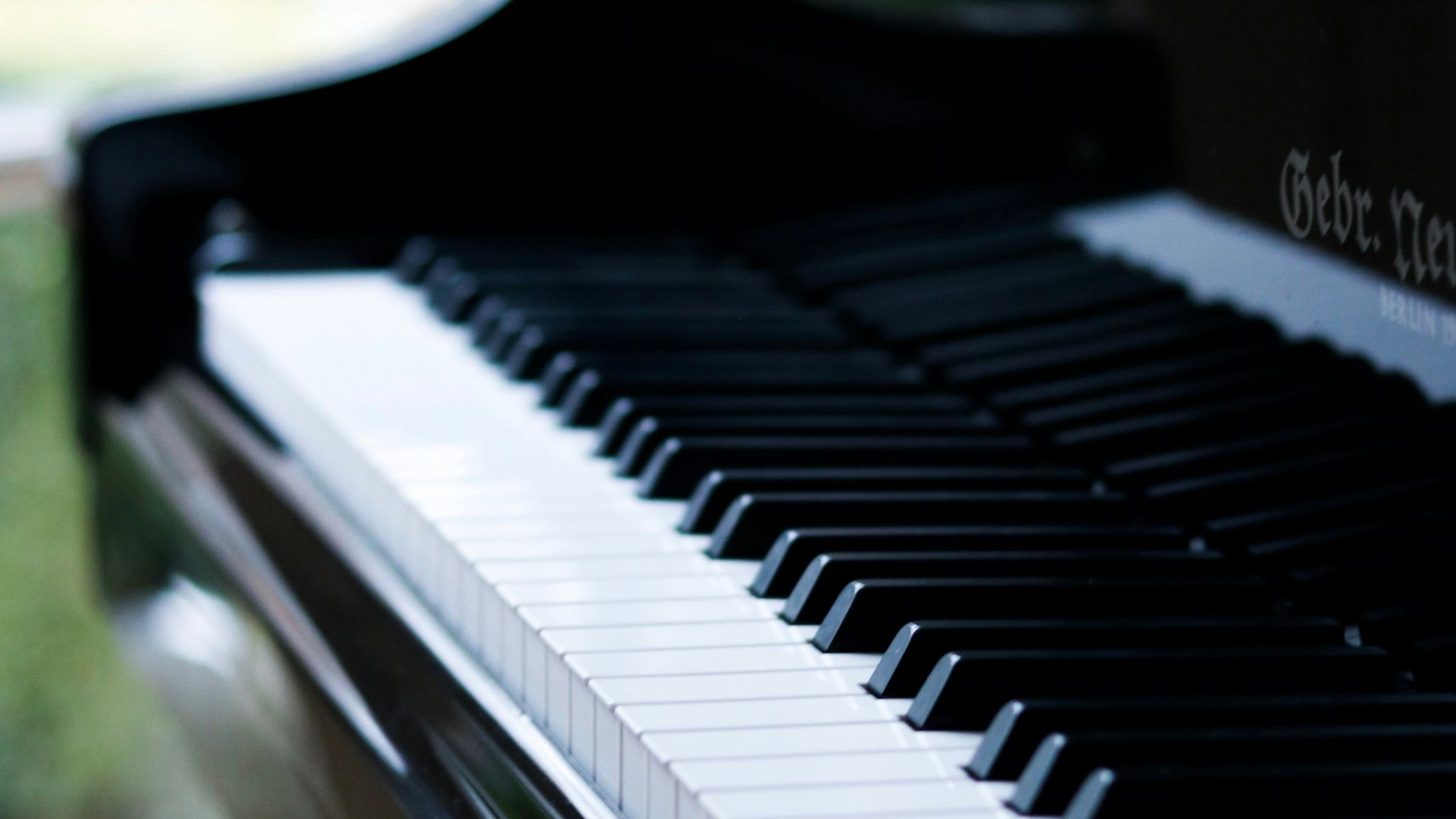 black and white piano in close-up photography