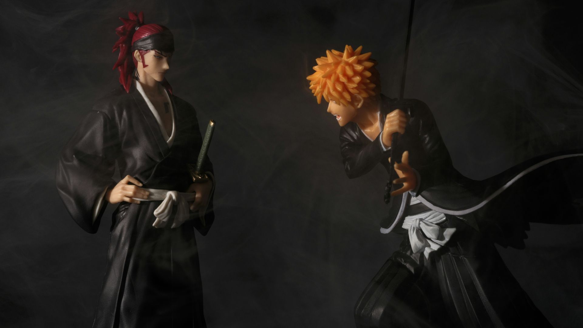 Ichigo faces off against renji in a dramatic pose.