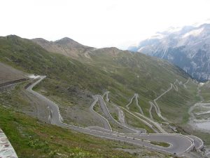 800px-The_Stelvio_pass-300x225.jpg