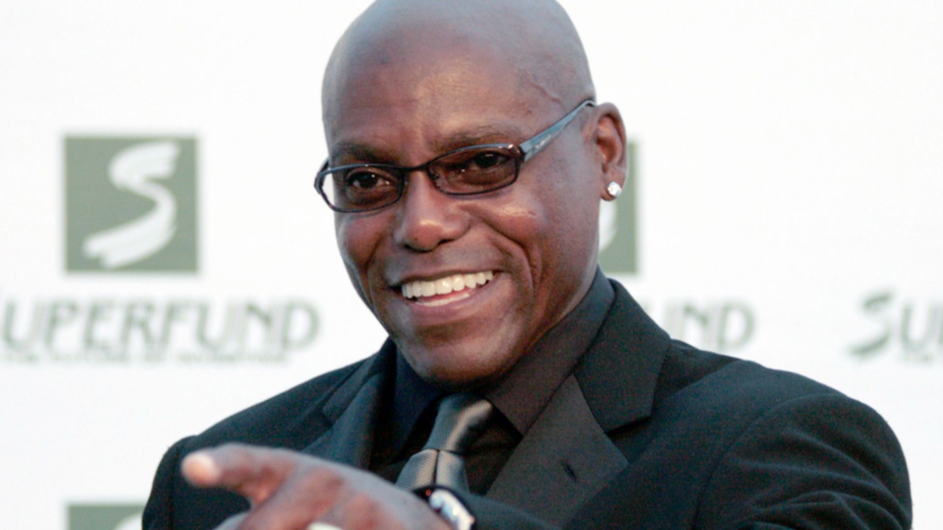 File:Save The World Awards 2009 show06 - Carl Lewis.jpg