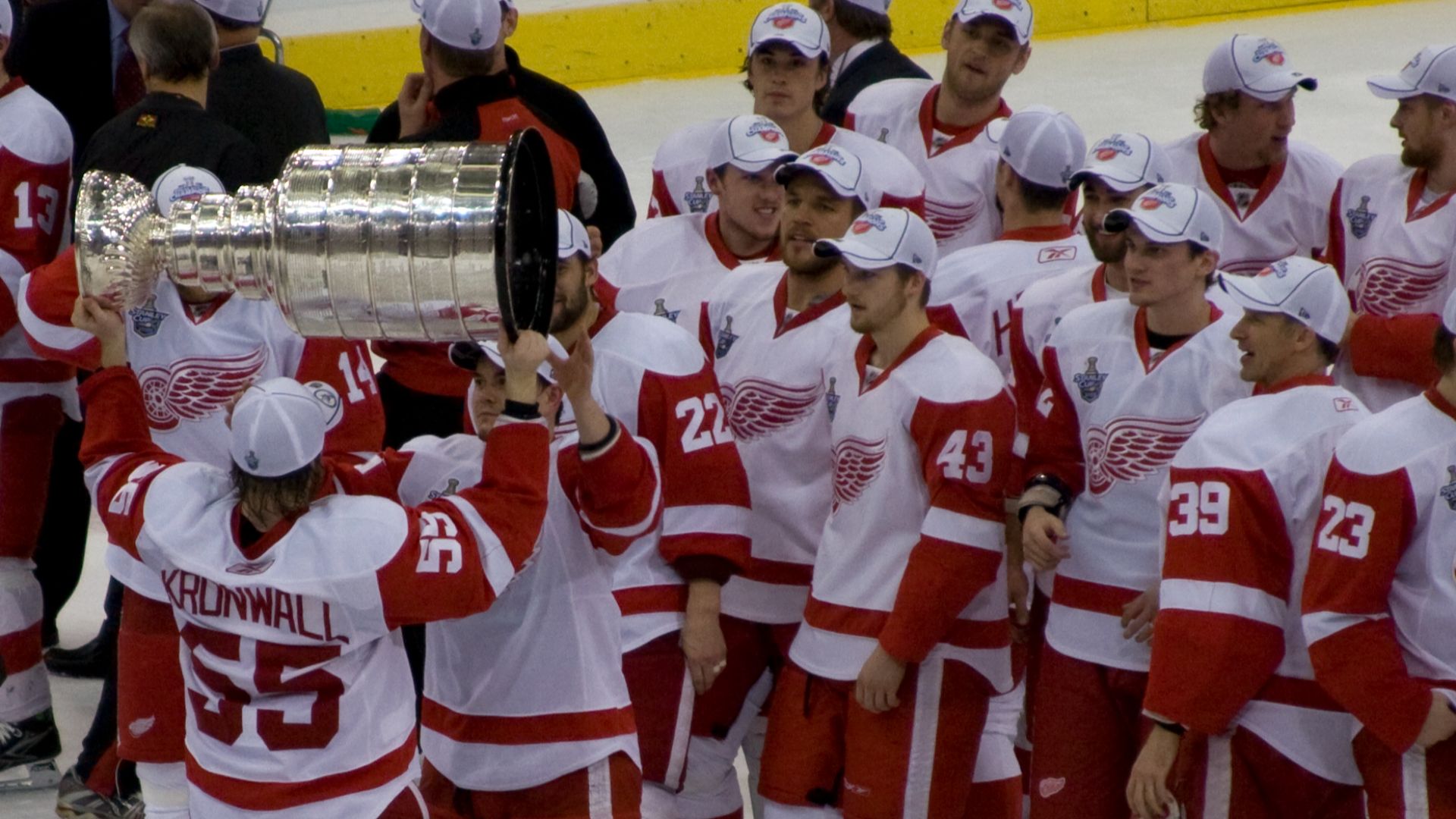 File:Niklas Kronwall with Stanley Cup.jpg