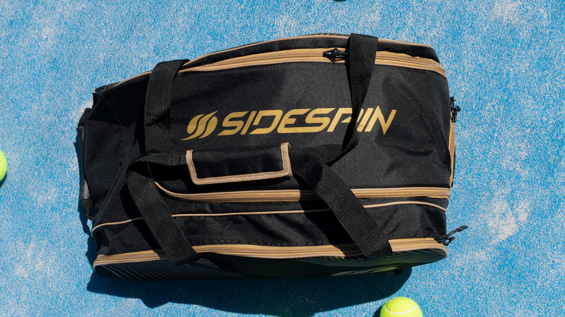 a duffle bag sitting on top of a tennis court