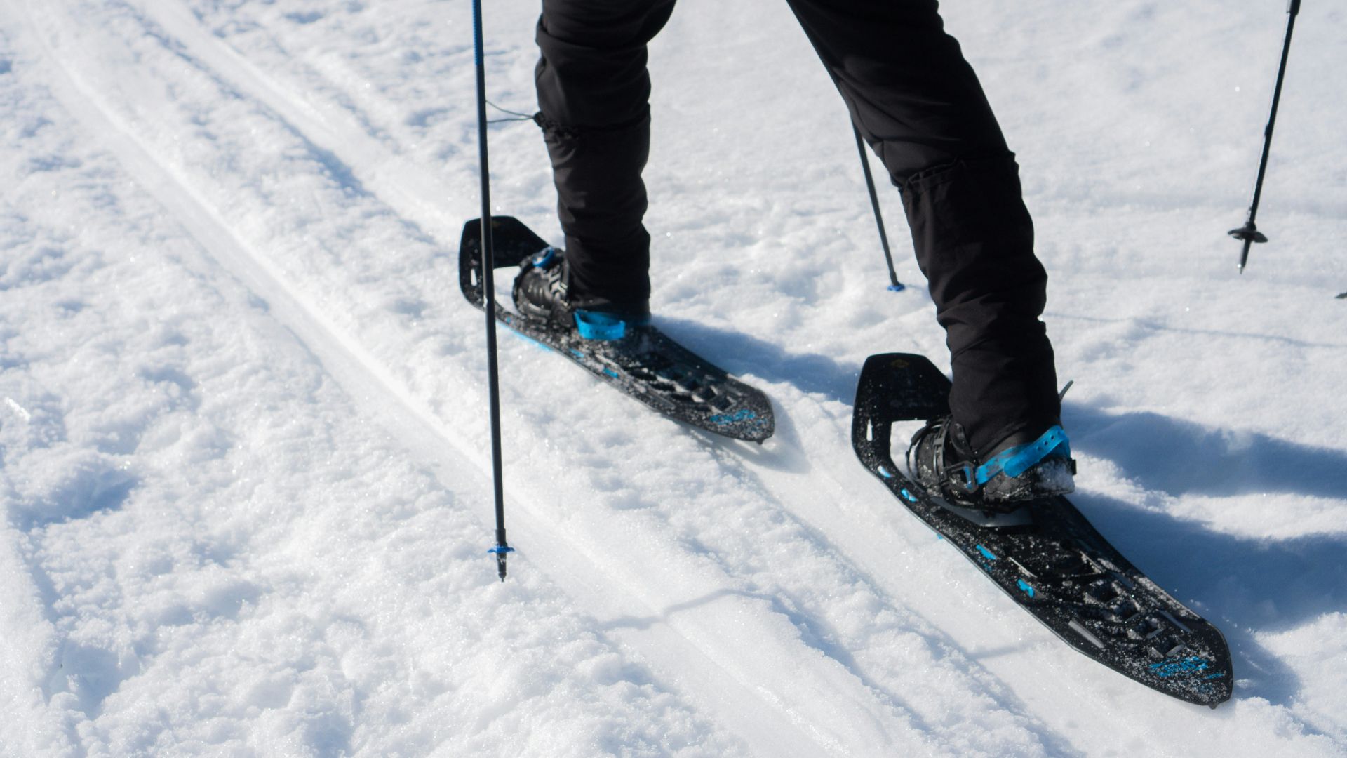 A man riding skis down a snow covered slope