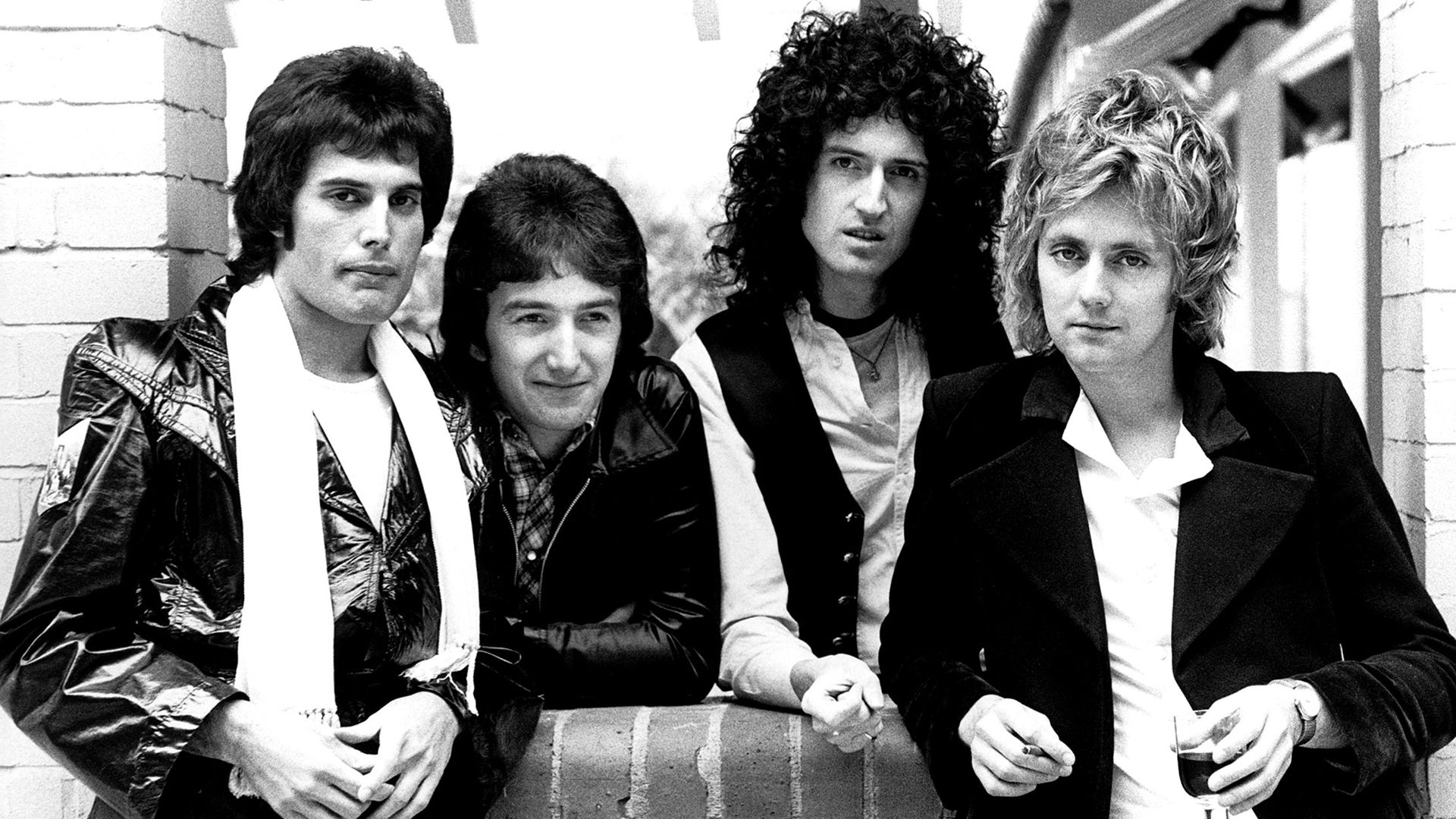 File:Queen News Of The World (1977 Press Kit Photo 01).jpg