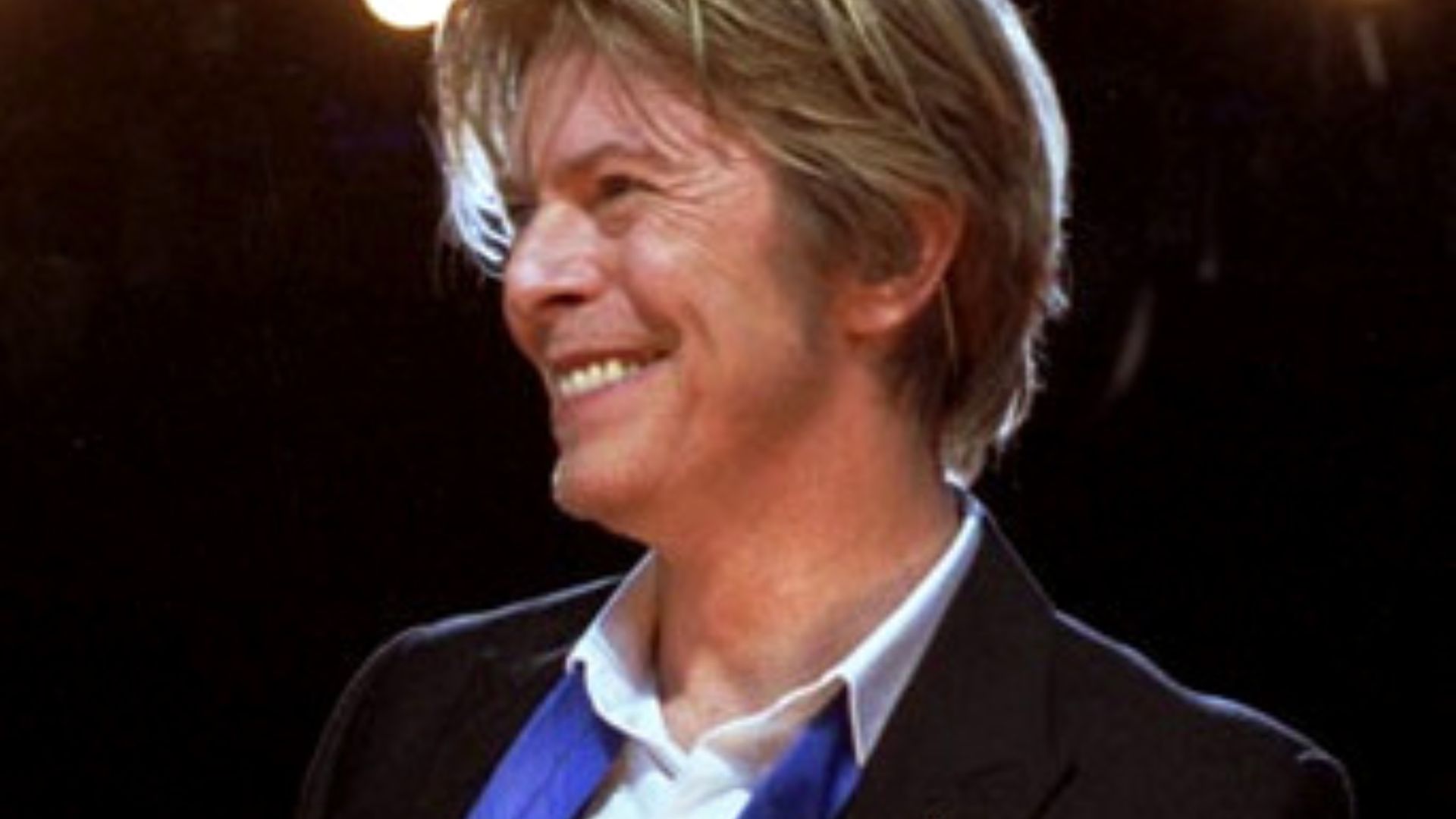 File:David-Bowie Chicago 2002-08-08 photoby Adam-Bielawski-cropped.jpg