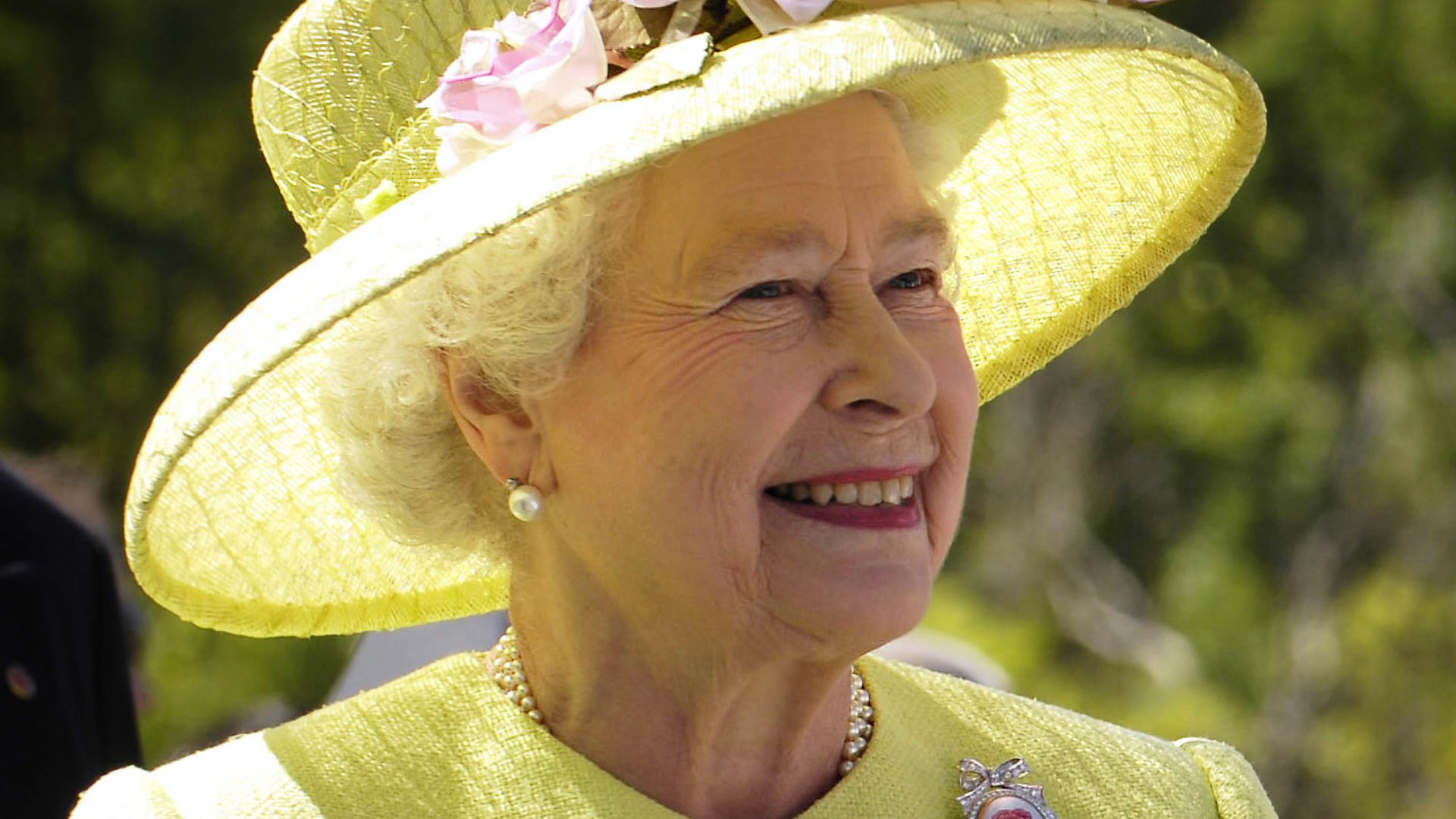 File:Elizabeth II greets NASA GSFC employees, May 8, 2007 edit.jpg
