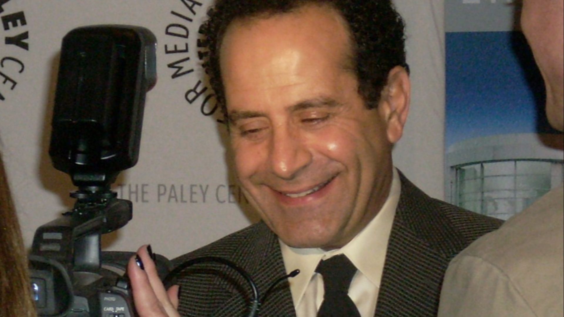 File:Tony Shalhoub.jpg