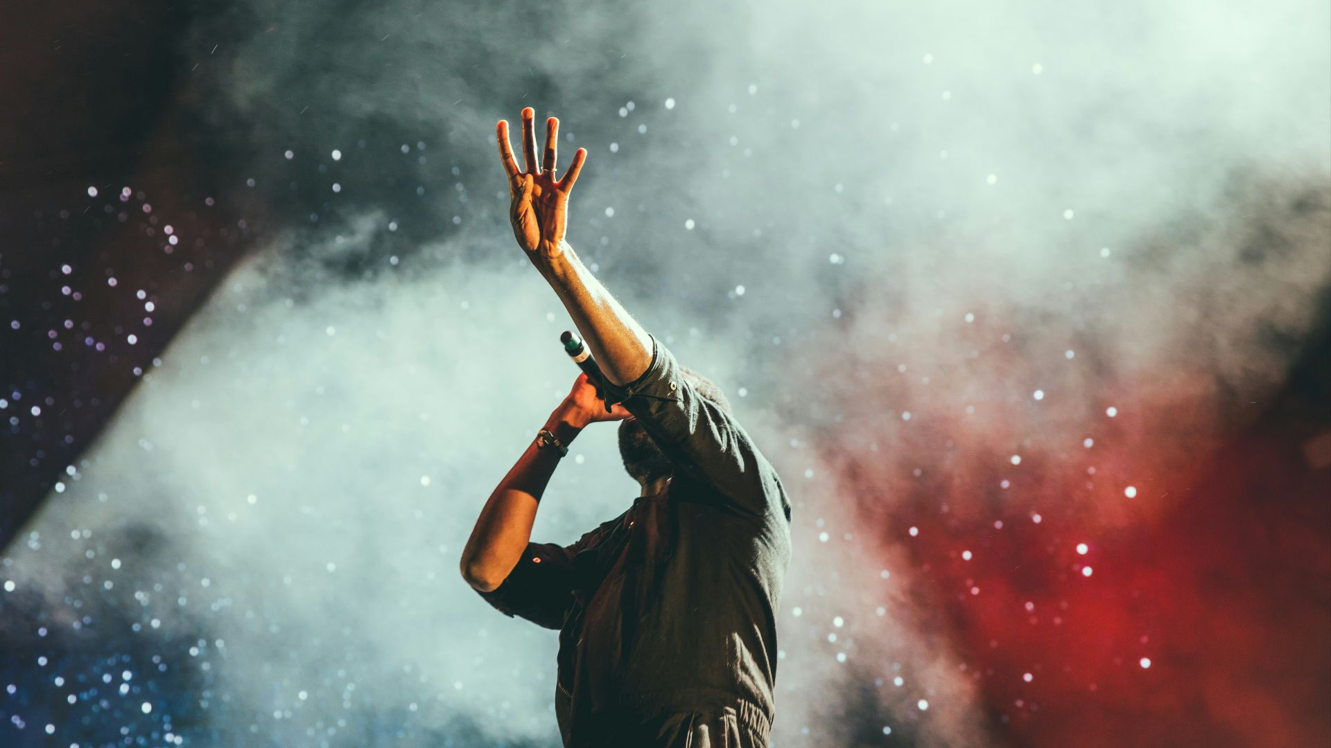 man in gray quarter-sleeved shirt singing