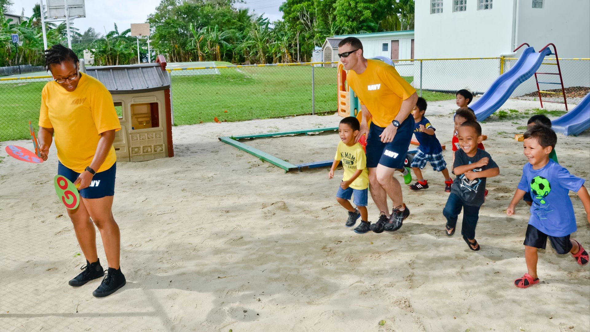 File:Red Light, Green Light 150409-N-WZ747-058.jpg