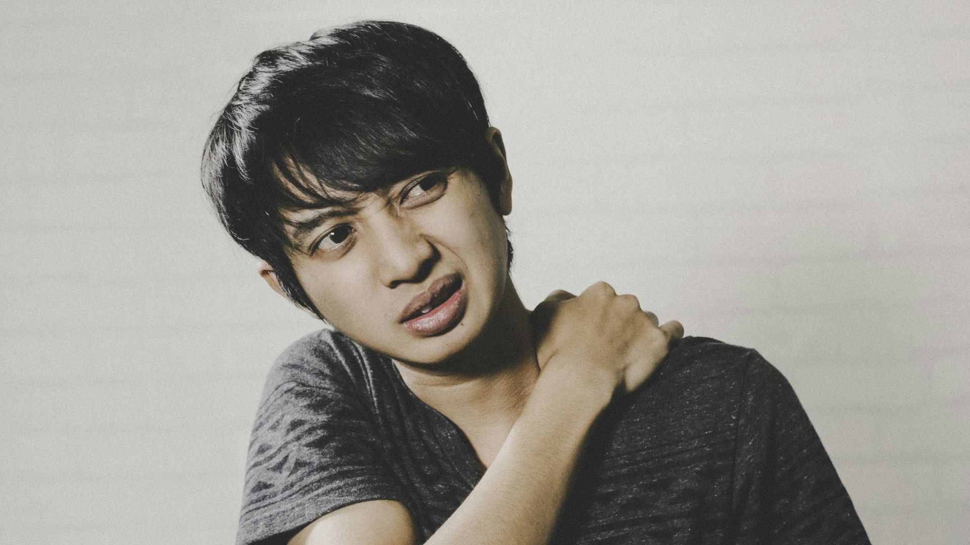 man in grey crew neck t-shirt