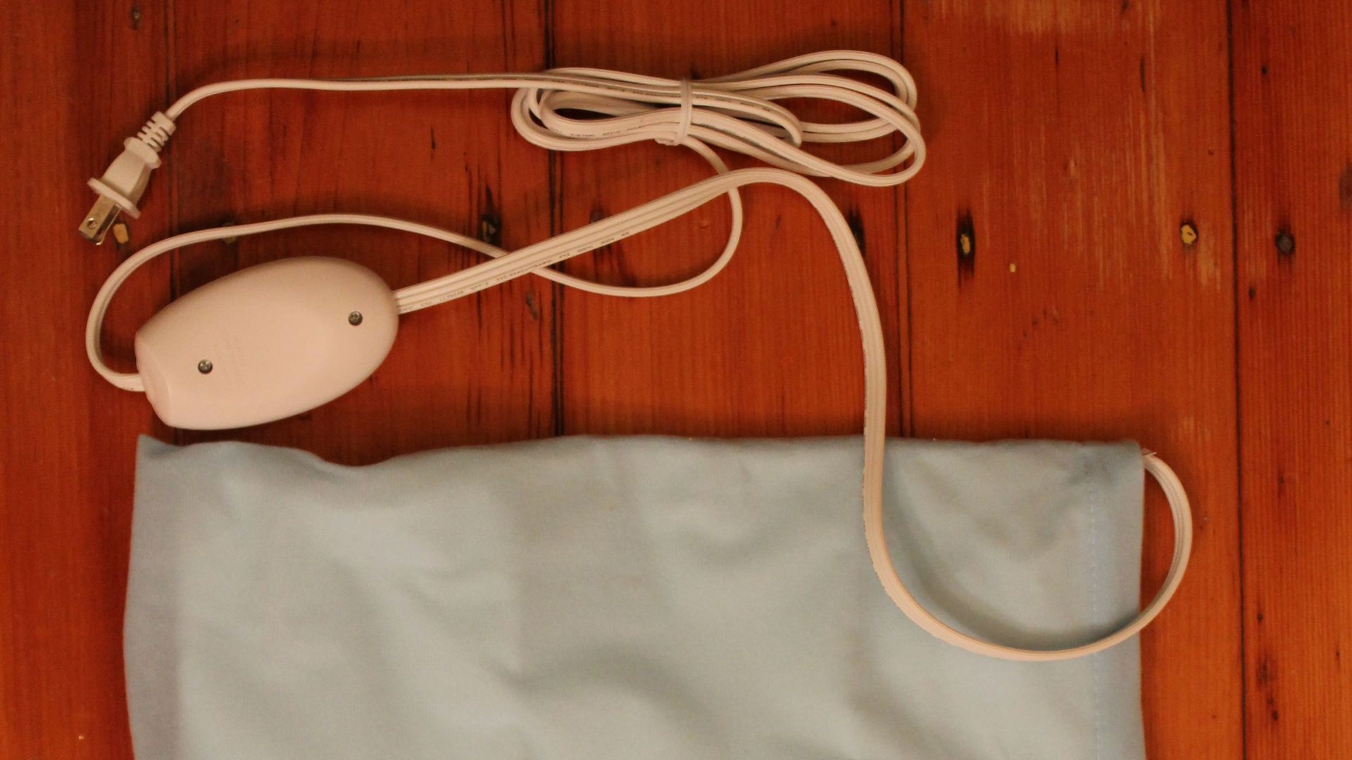 File:Electric heating pad.jpg