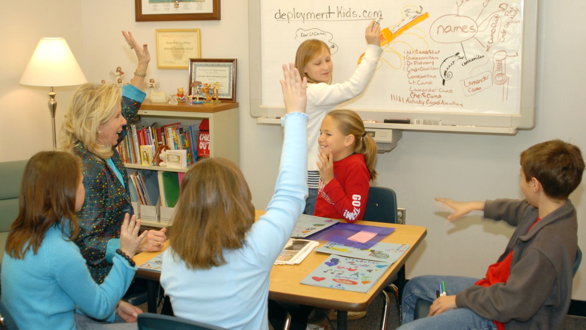 File:US Navy 070117-N-7918H-009 Guidance counselor Elizabeth Prince facilitates an Anchors Away program for children at Christopher Farms Elementary, Virginia Beach, Va.jpg