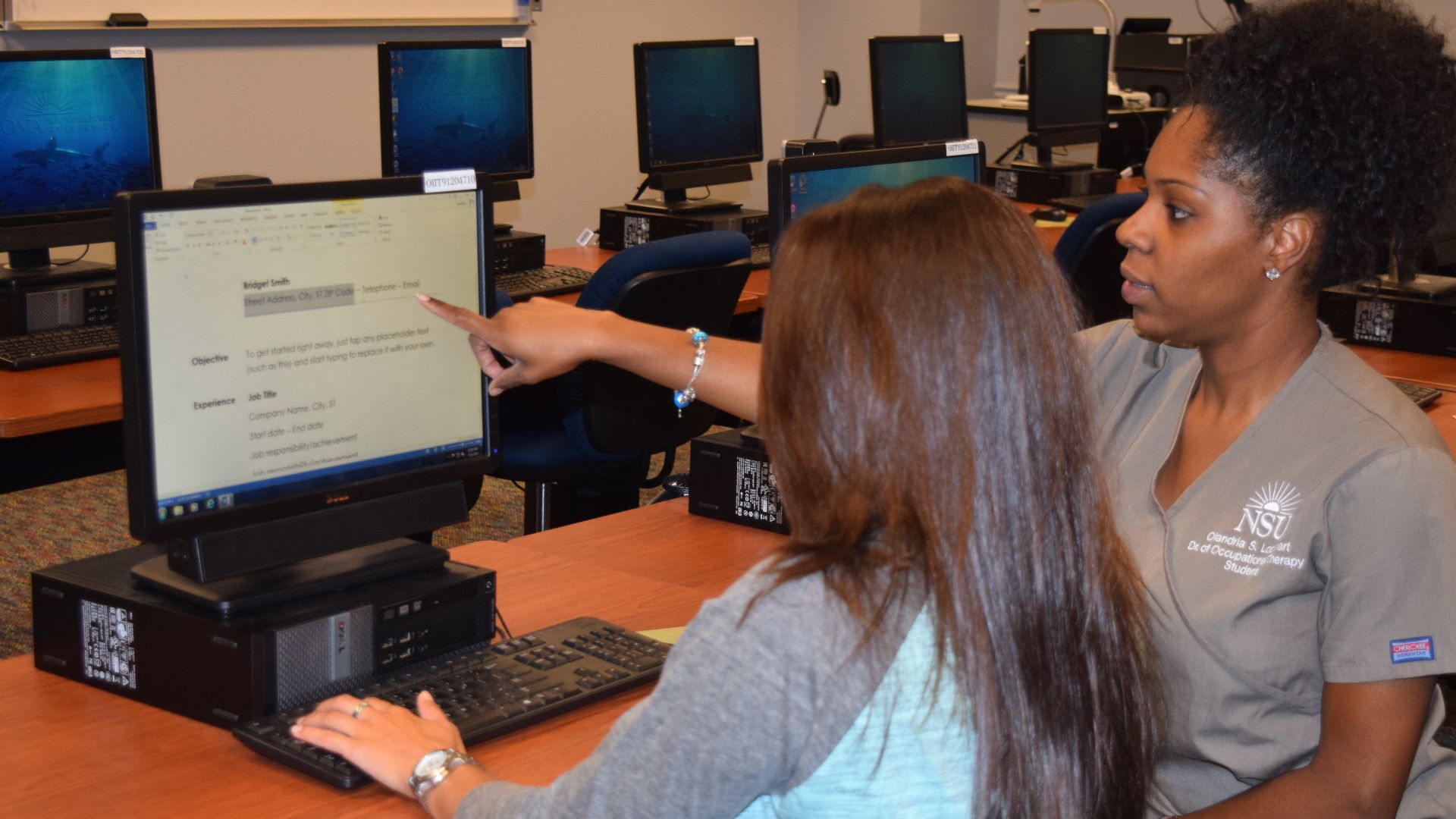 File:Occupational therapist helping a client create a job resume to send out to future employers.jpg