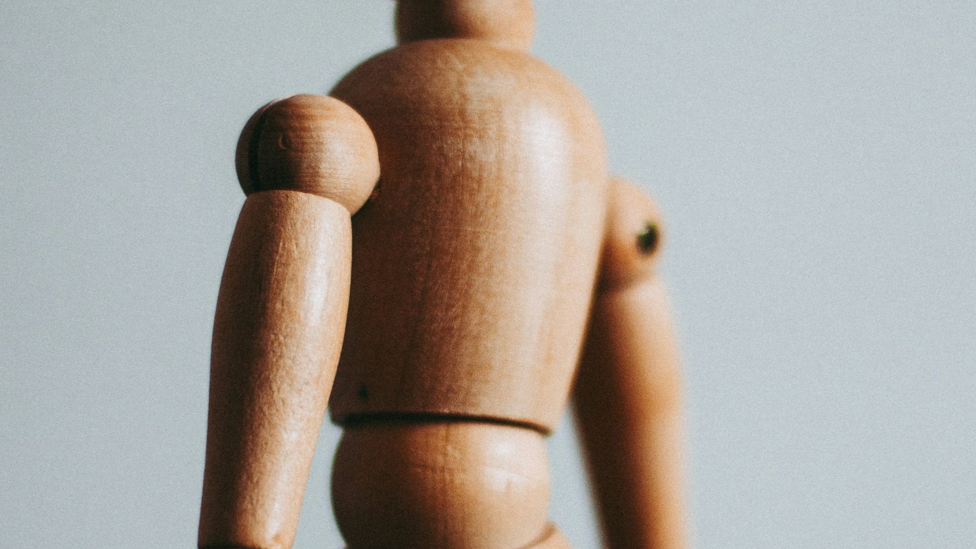 colse-up photo of brown wooden doll