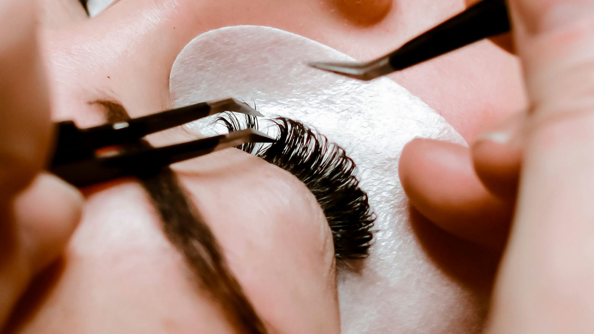 person holding black and silver scissors