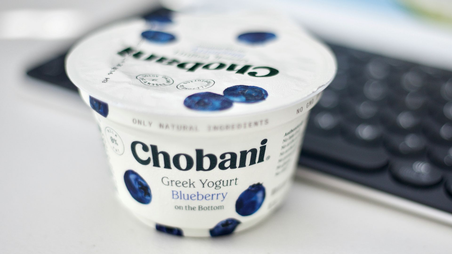 white and blue daisy sour cream