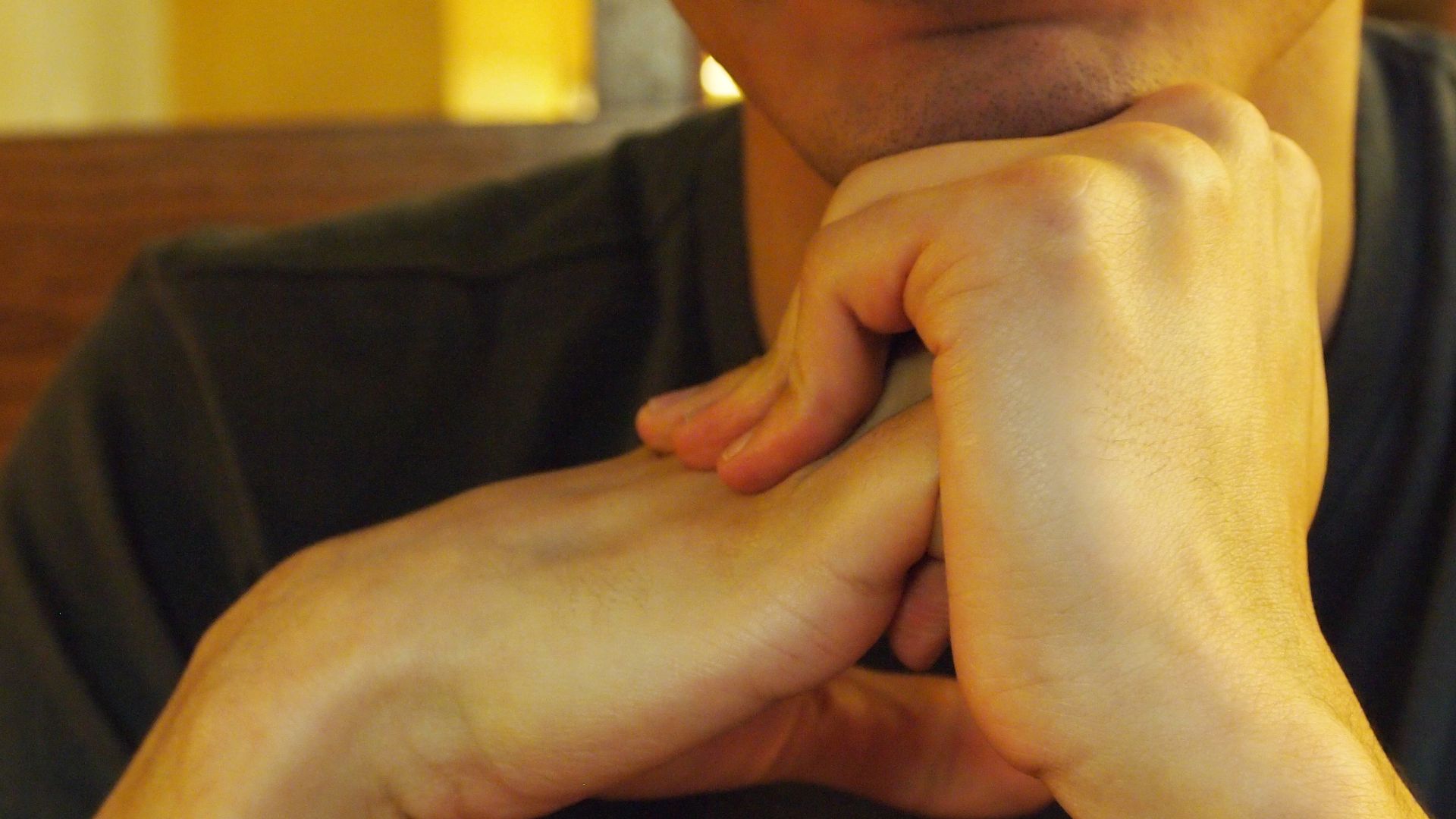 File:Cracking knuckles.jpg