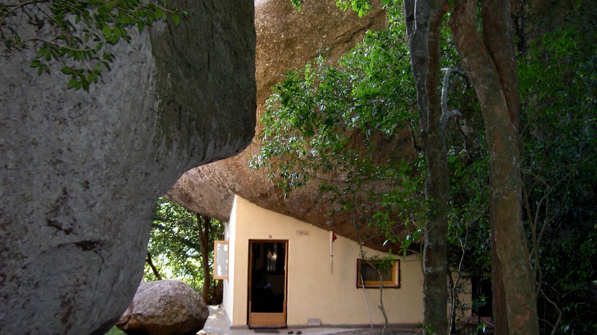 File:Na uyana aranya cave kuti.jpg