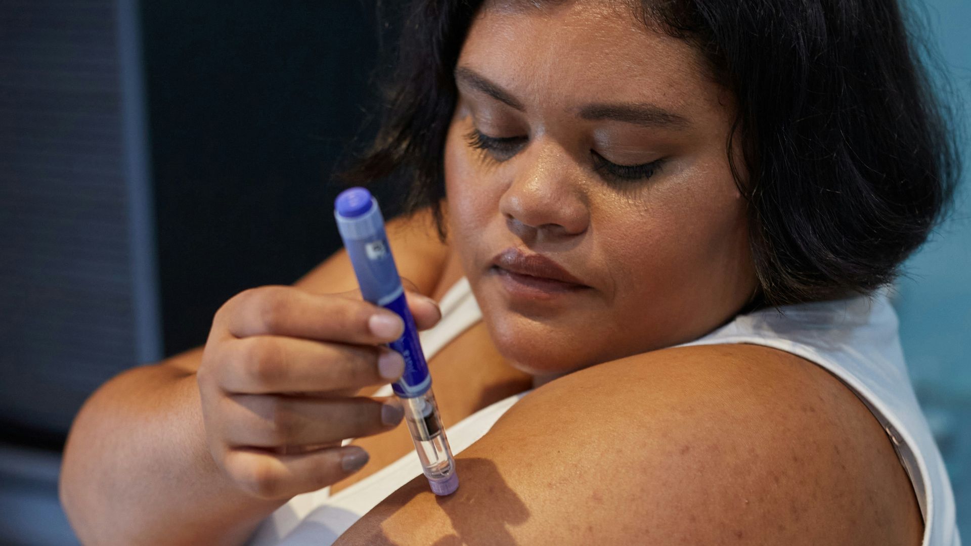 a person with an insulin injection pen