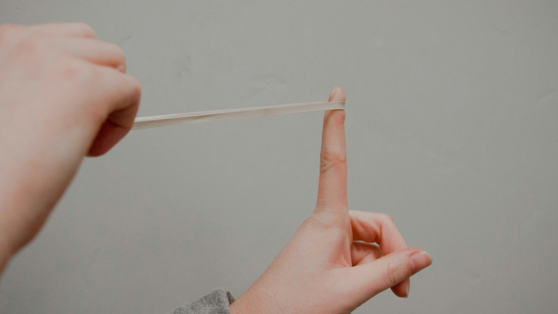 person holding rubberband
