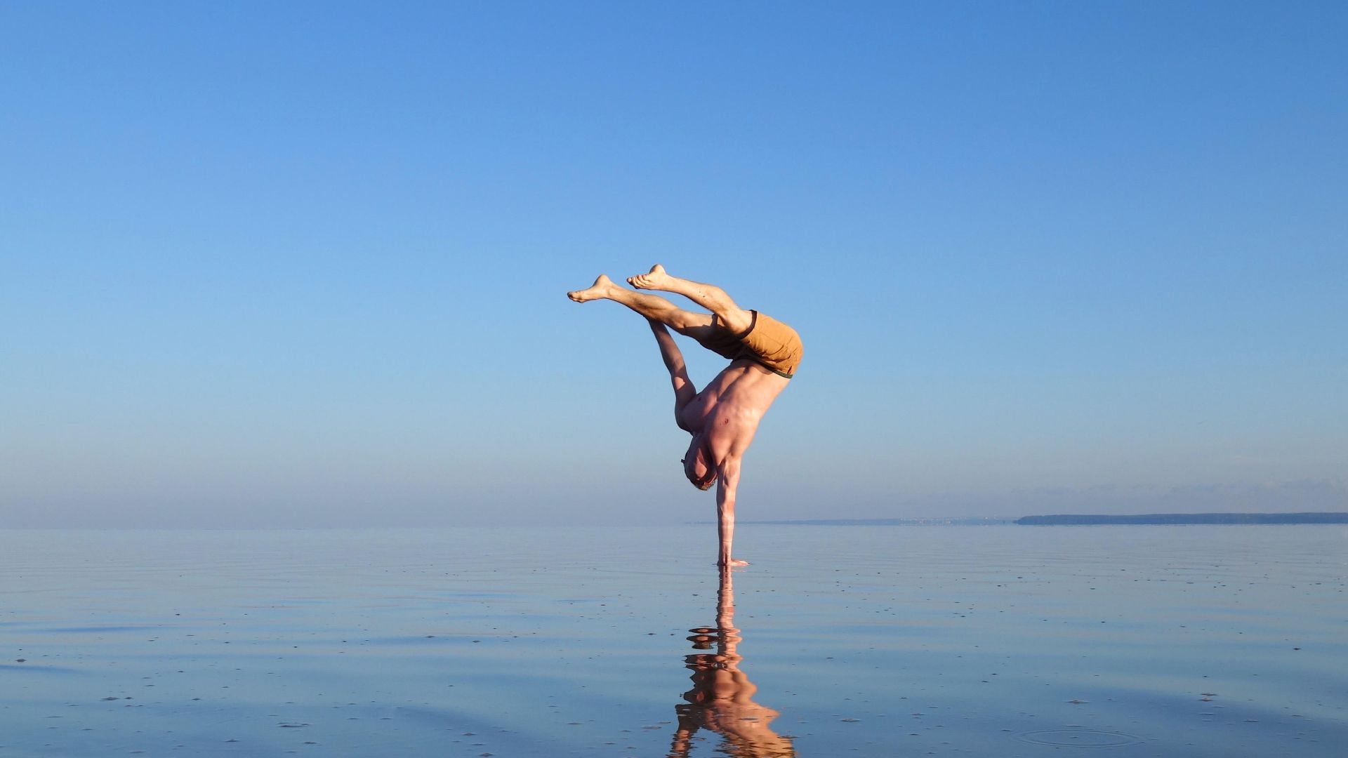 File:Robert Choinka Handstand on Water.jpg