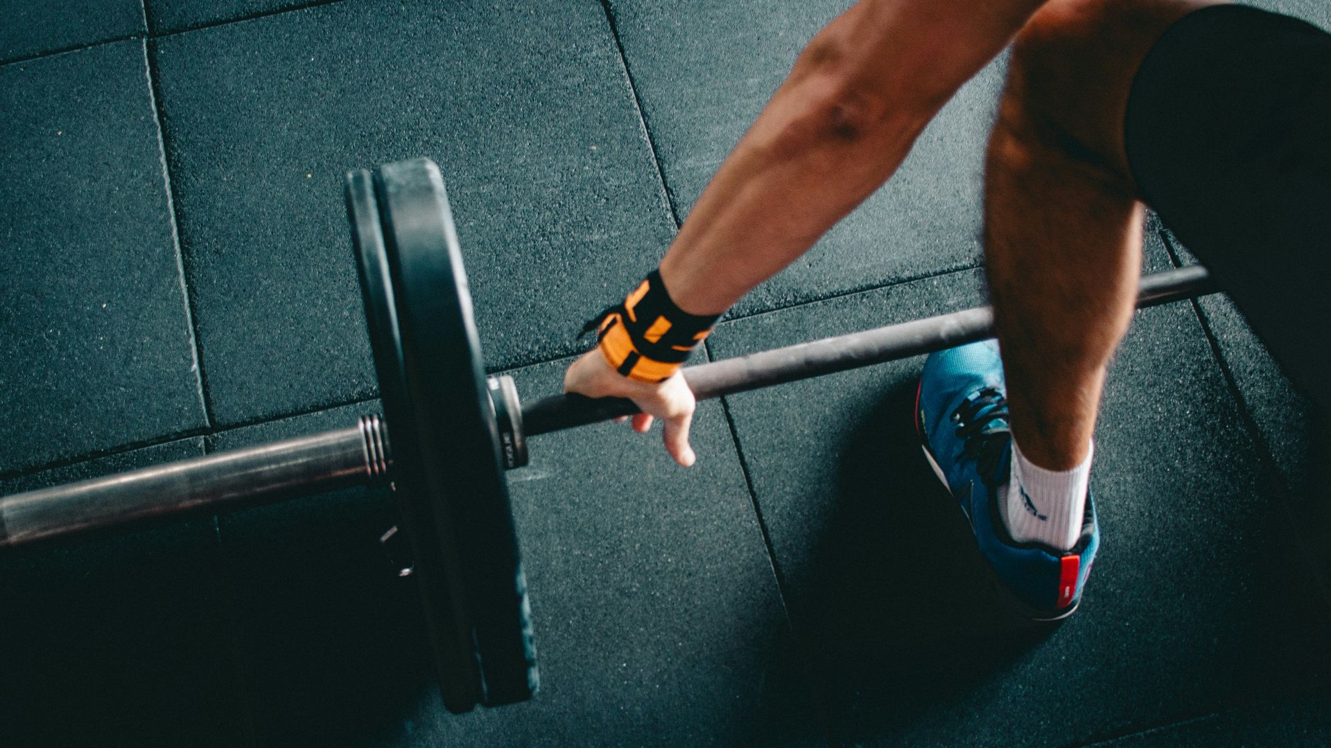 man holding black barbell