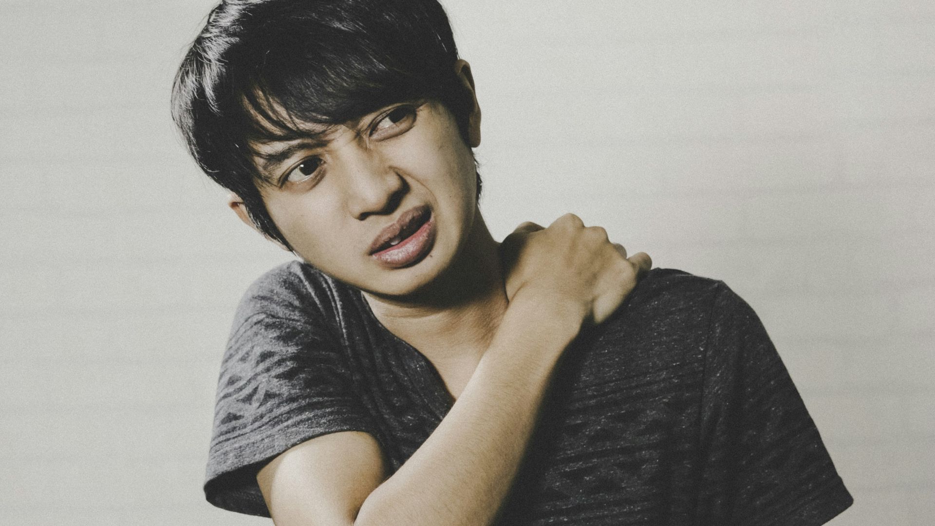 man in grey crew neck t-shirt