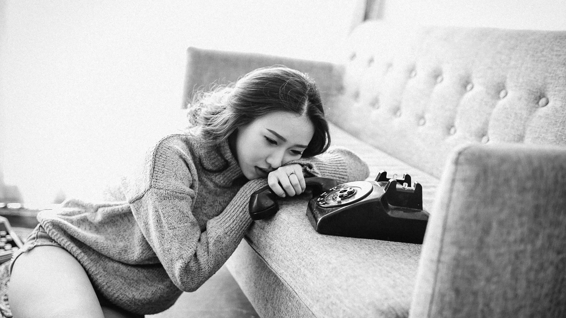 woman sitting near the osfa