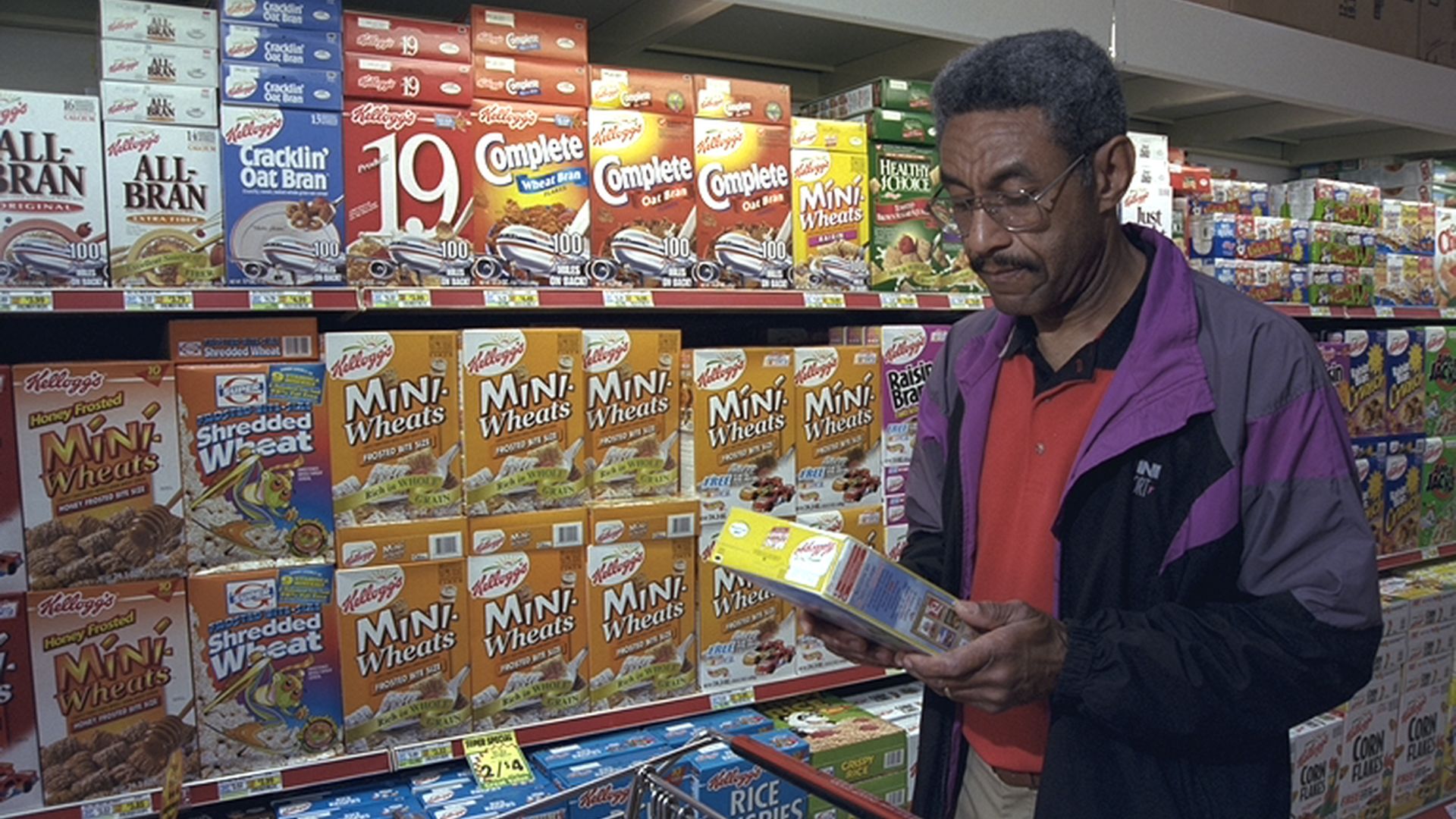 File:Shopper Checks Ingredients On Boxed Cereals - DPLA - f645fb4699494db49a593d1a8679b502.jpg