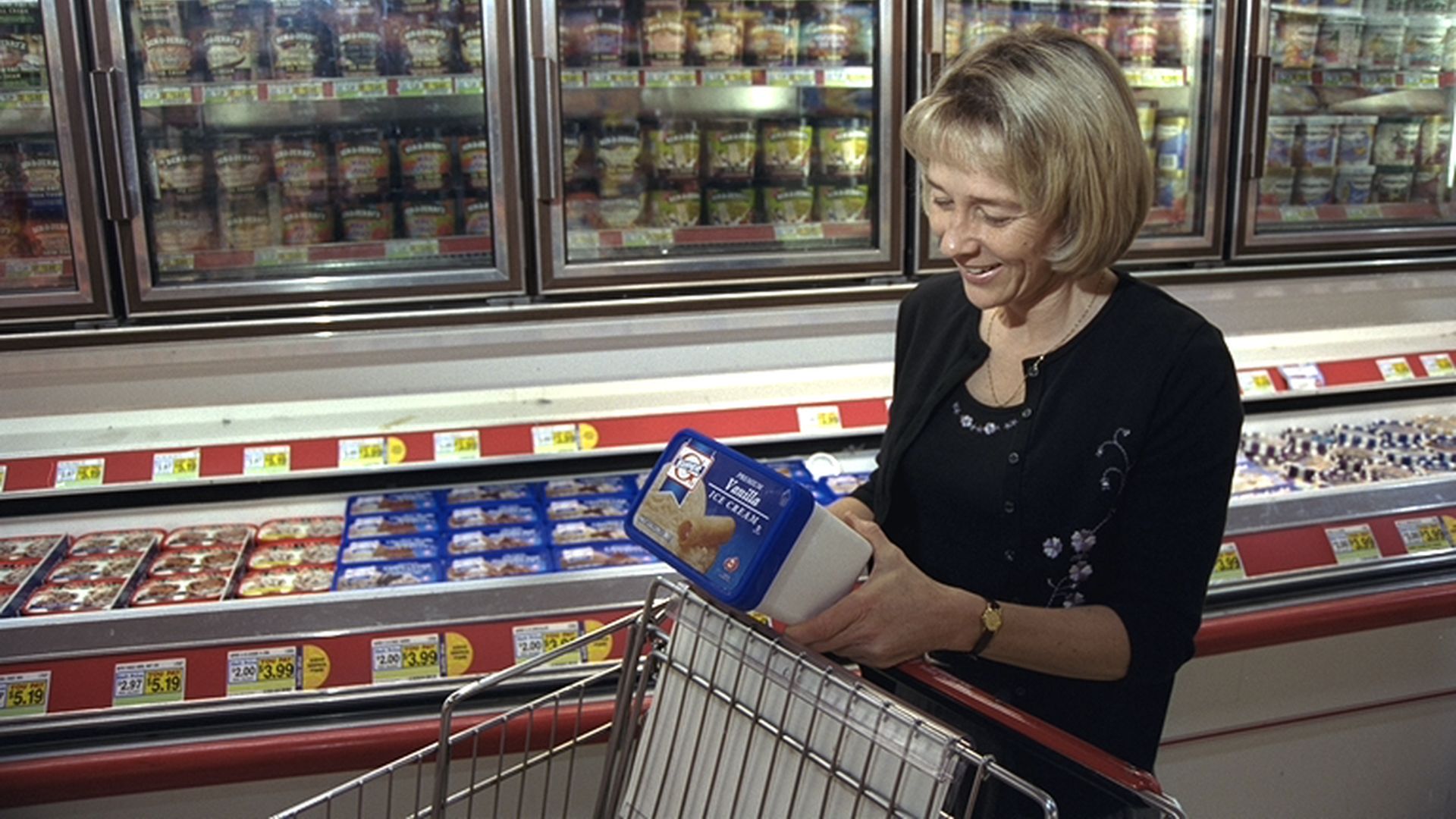 File:Shopper Examines Label On Ice Cream In Freezer Section Of Grocery Store - DPLA - 774174b4d651b332c9355c45bbb415f5.jpg