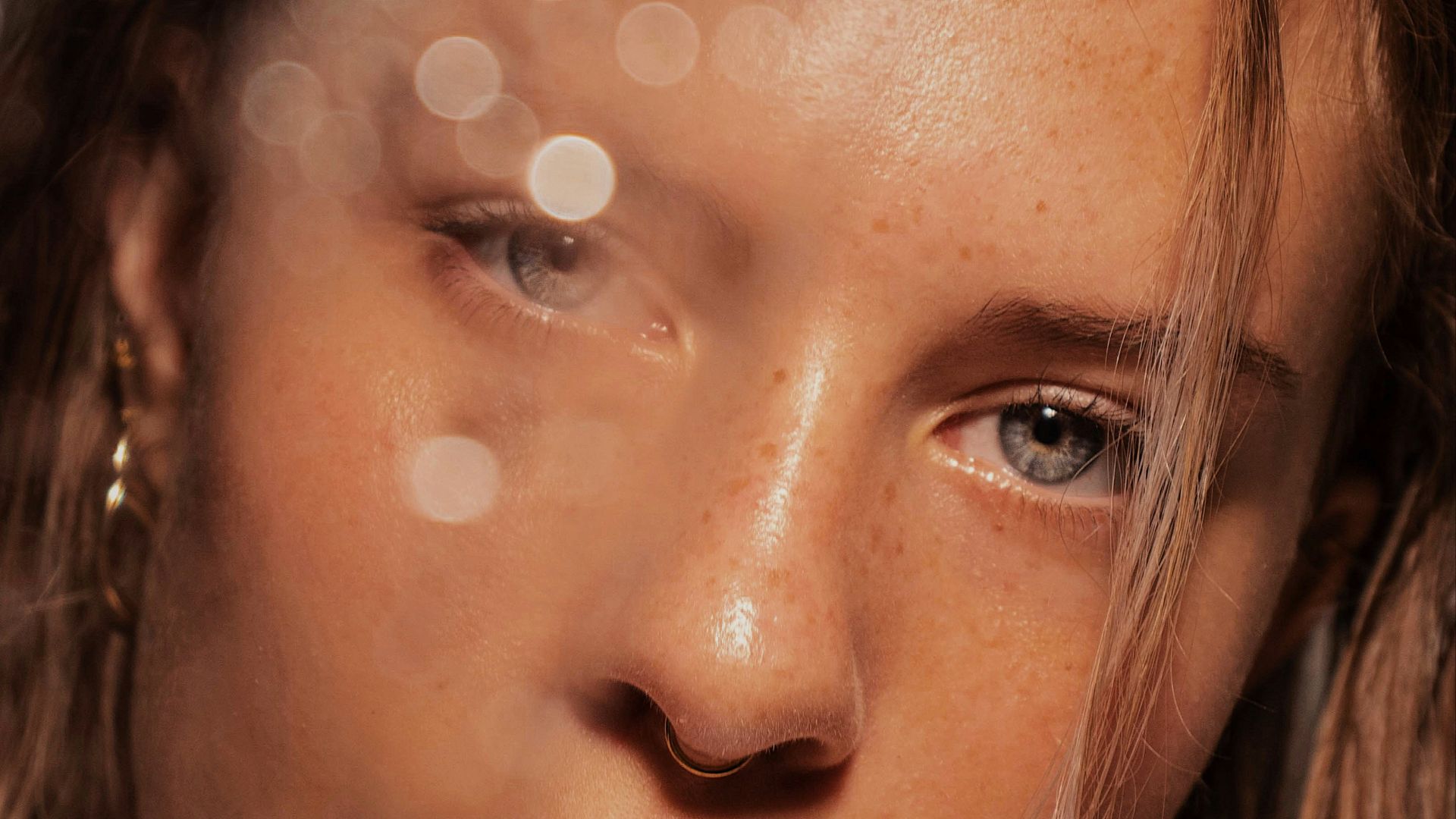 woman with brown hair and brown eyes