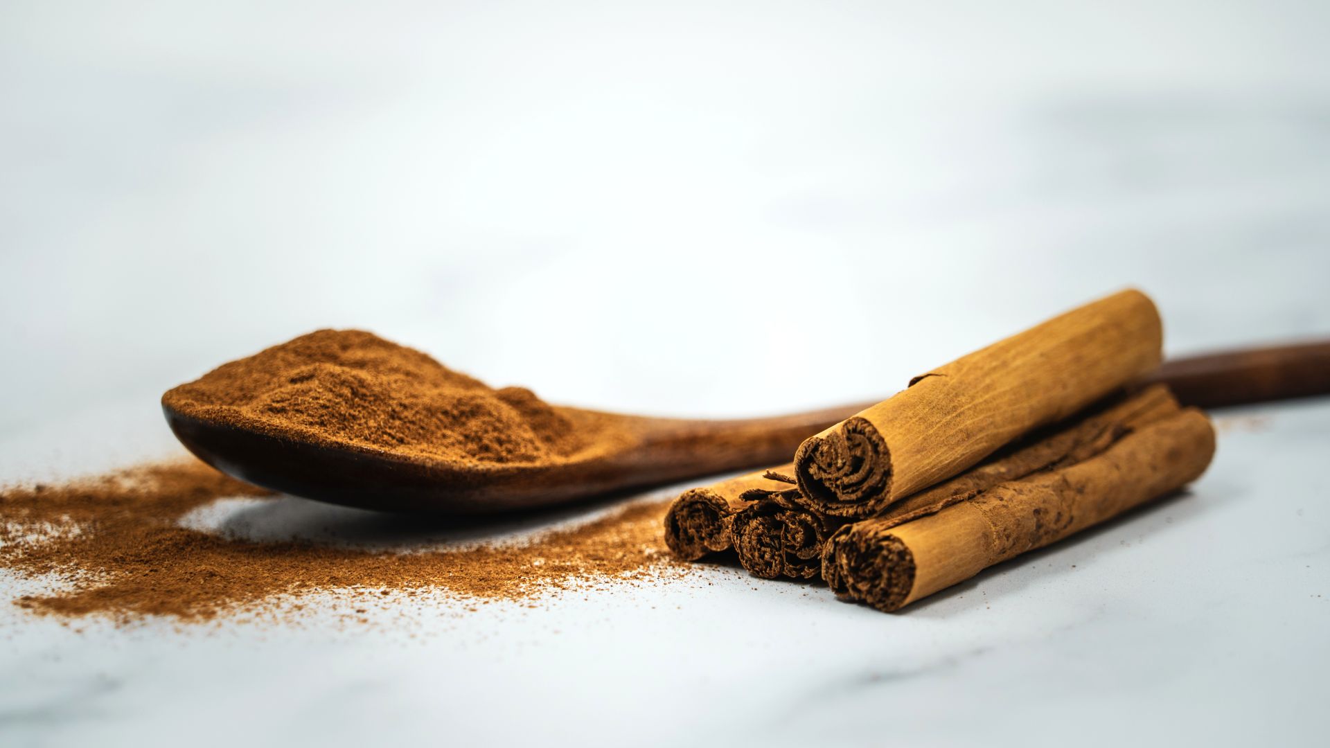 File:Ground Cinnamon Powder and a Cinnamon Stick adjusted.png