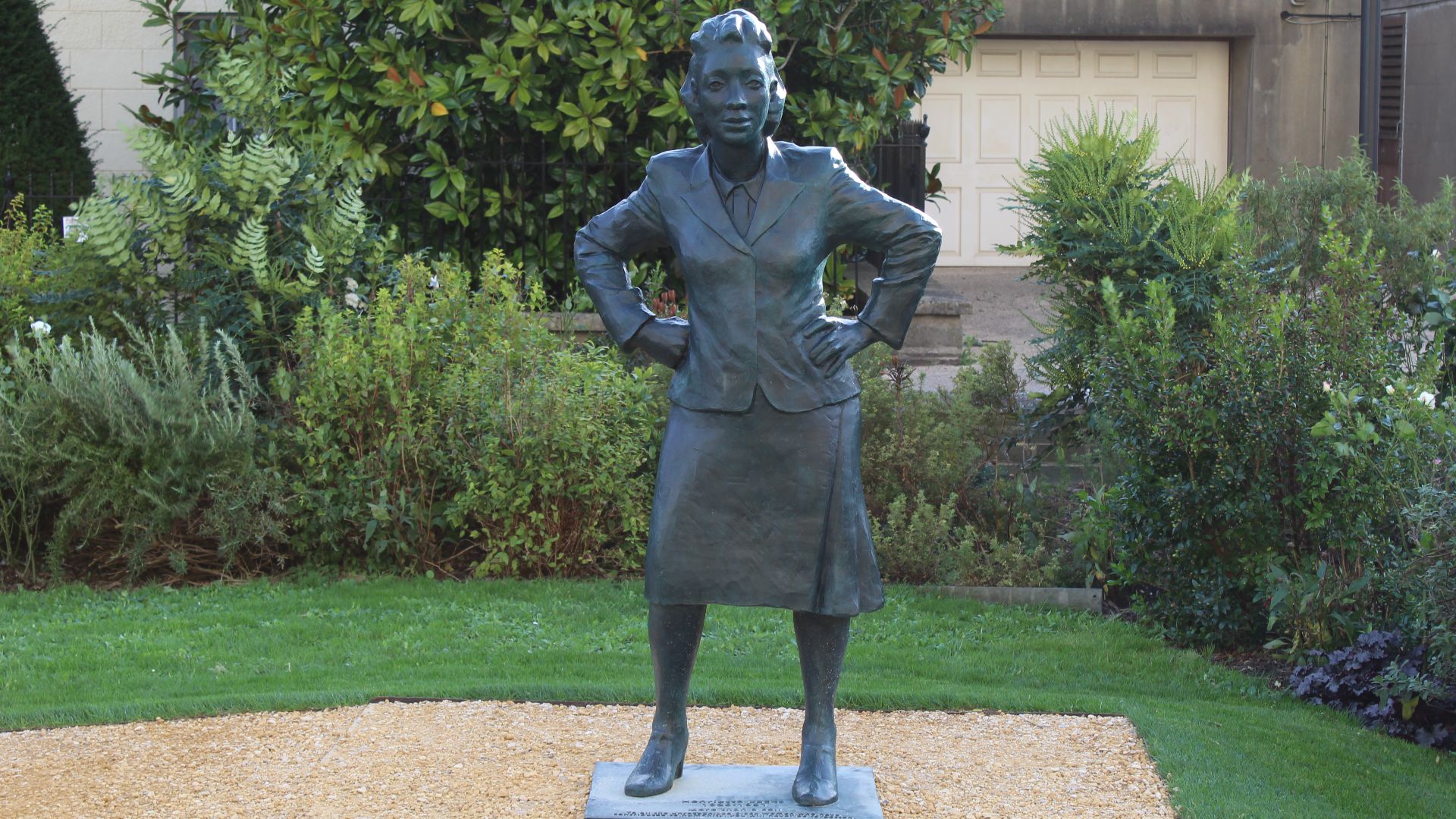 File:Henrietta Lacks statue, Bristol, wide view.jpg