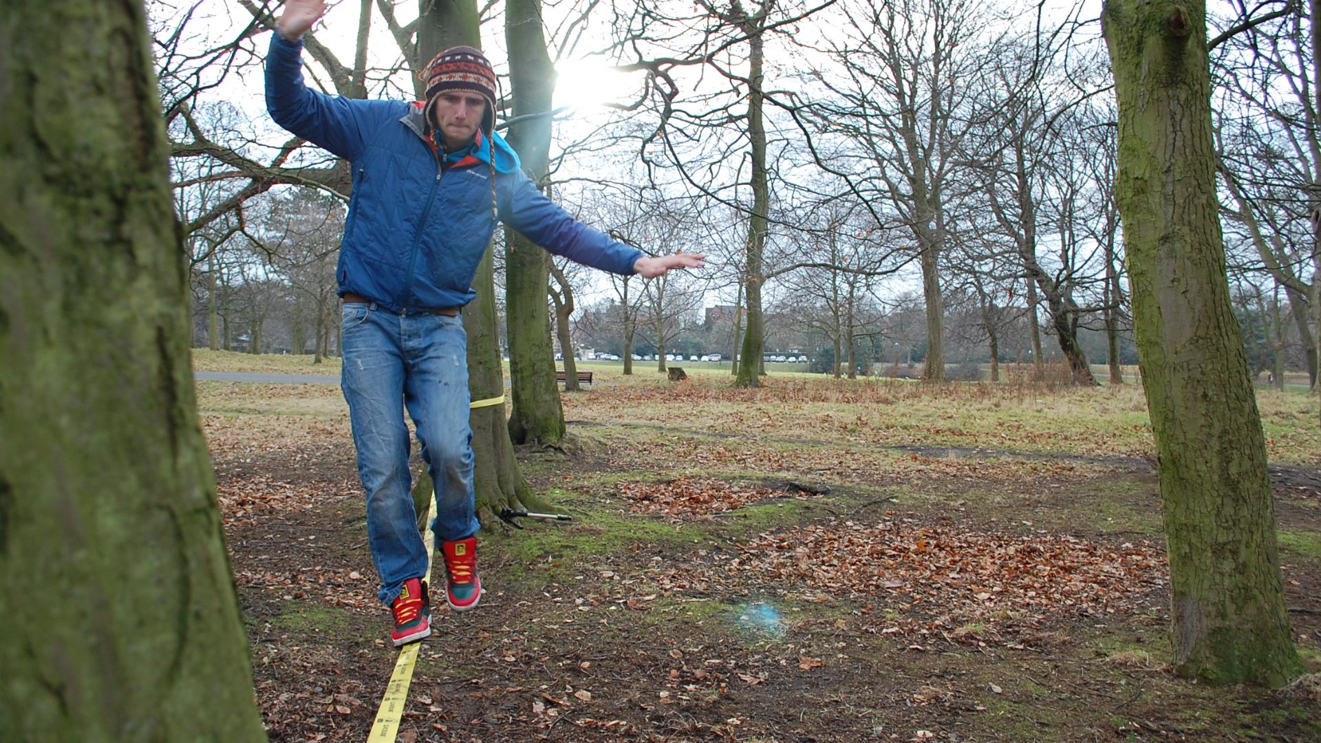 File:Slacklining outside in the park.jpg