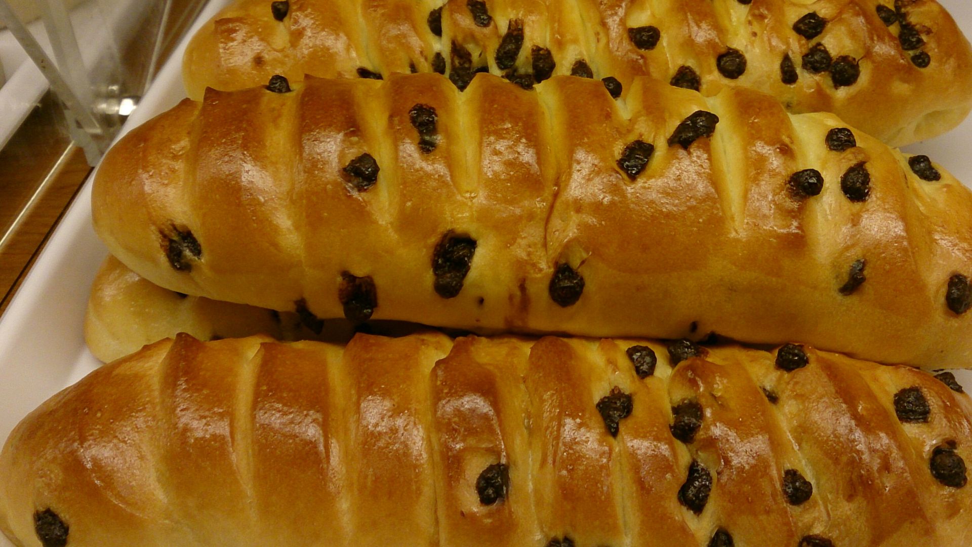File:Bread with raisins.jpg