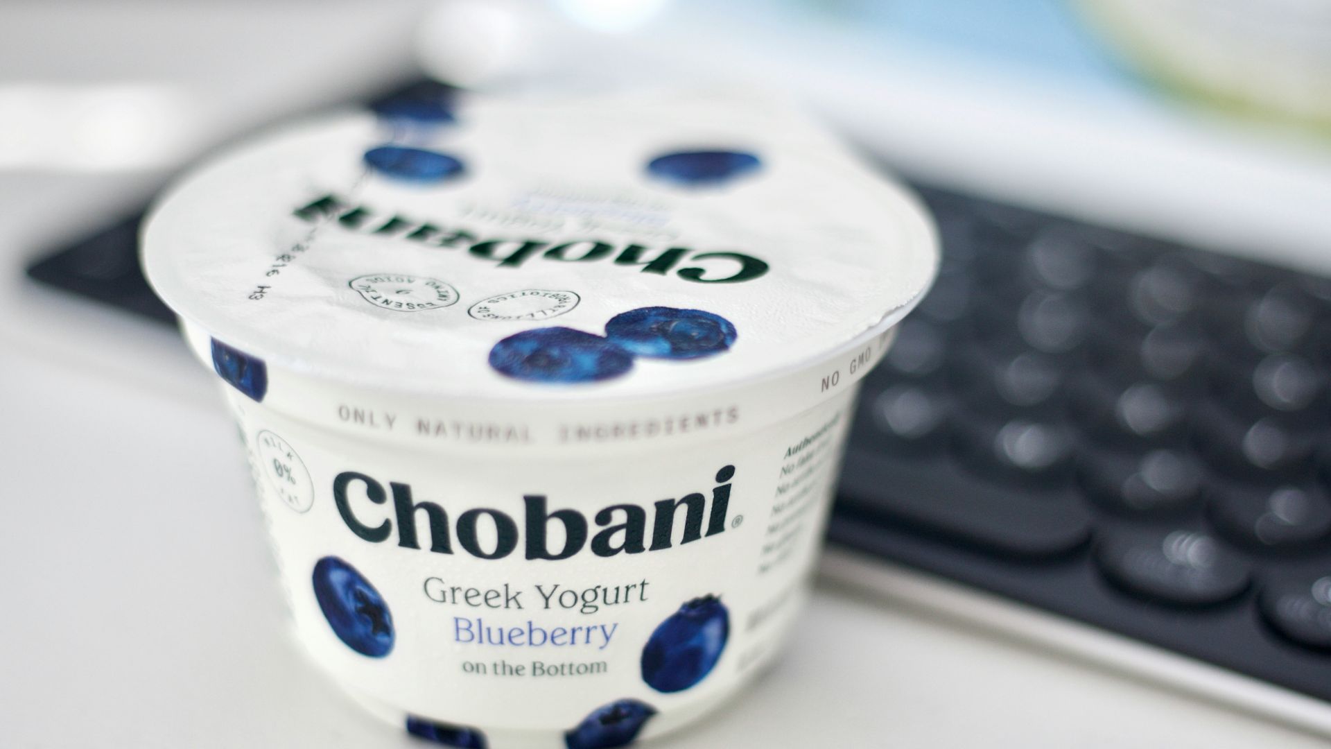 white and blue daisy sour cream