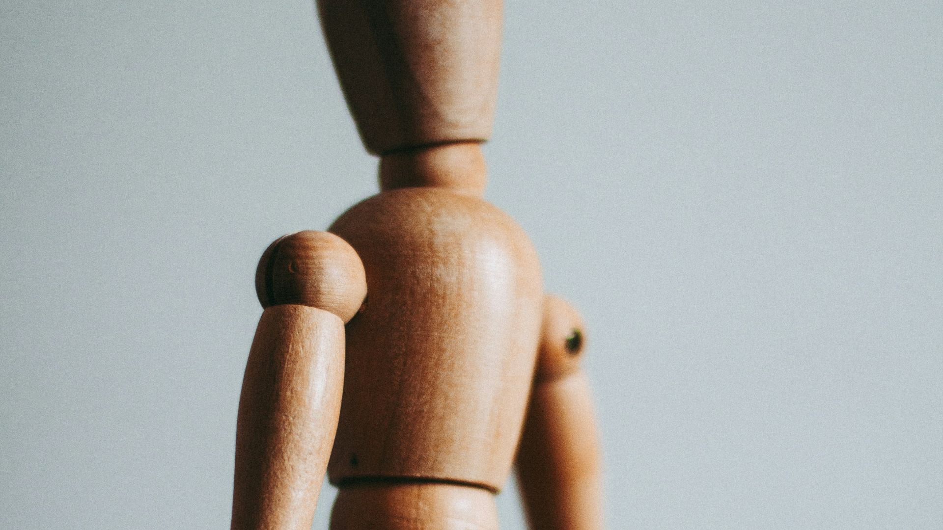 colse-up photo of brown wooden doll