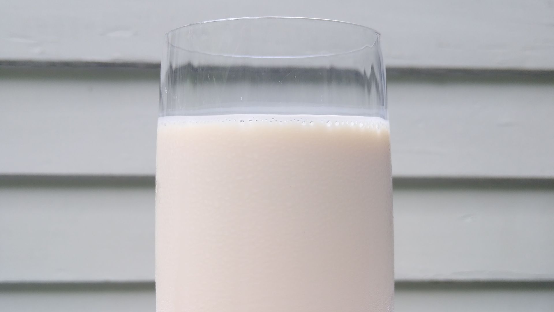 File:Pea protein milk with yellow split peas.jpg