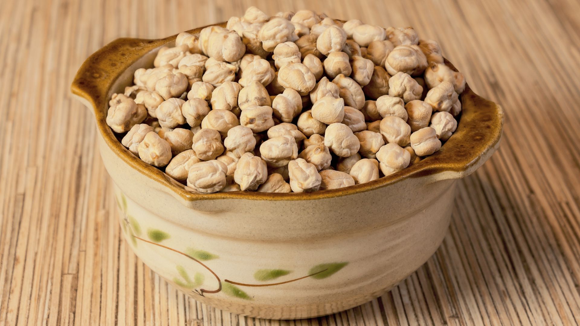 File:Ordinary chickpeas in a ceramic bowl.jpg