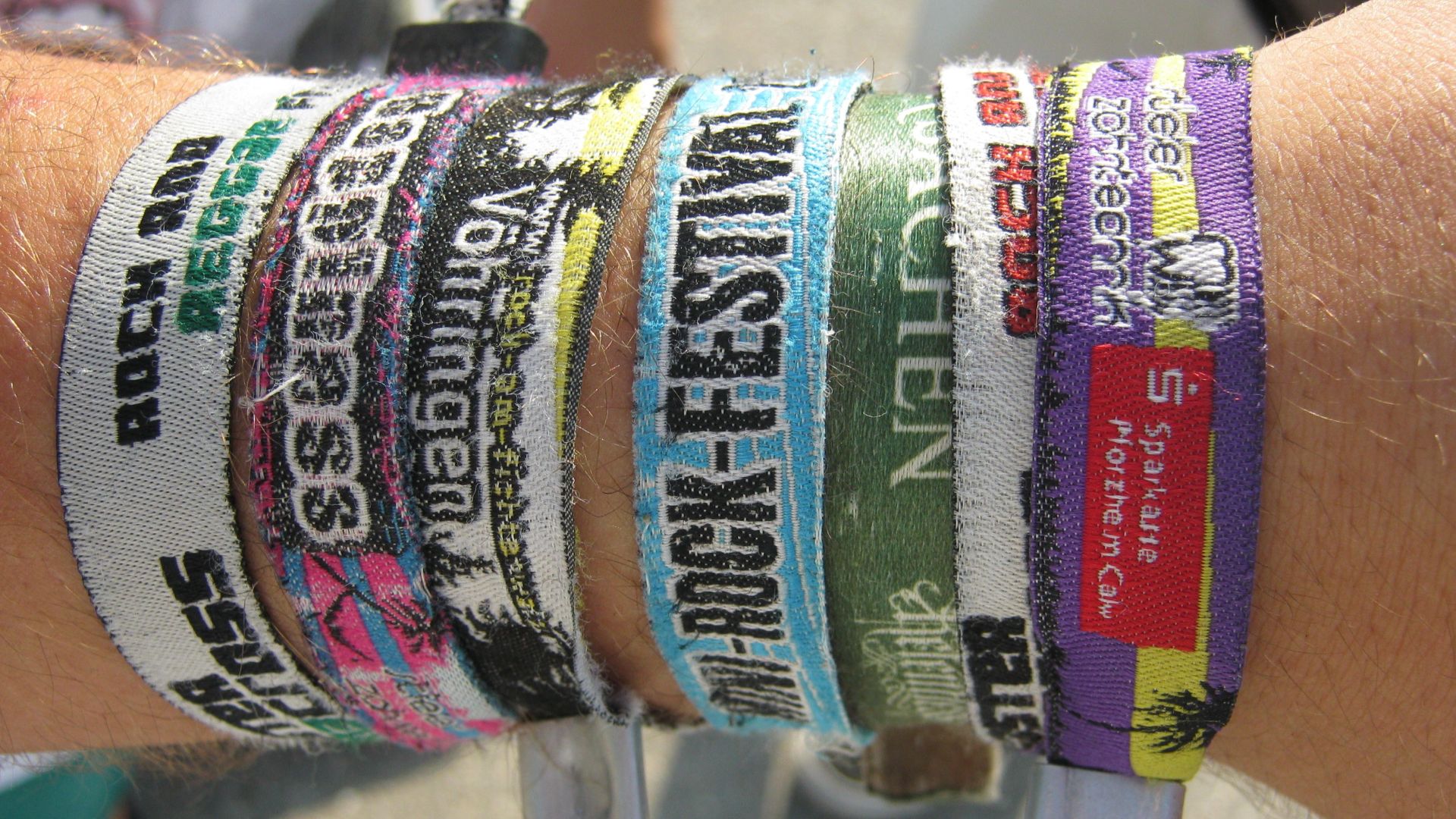 File:Festivalbaendchen 27072013.JPG