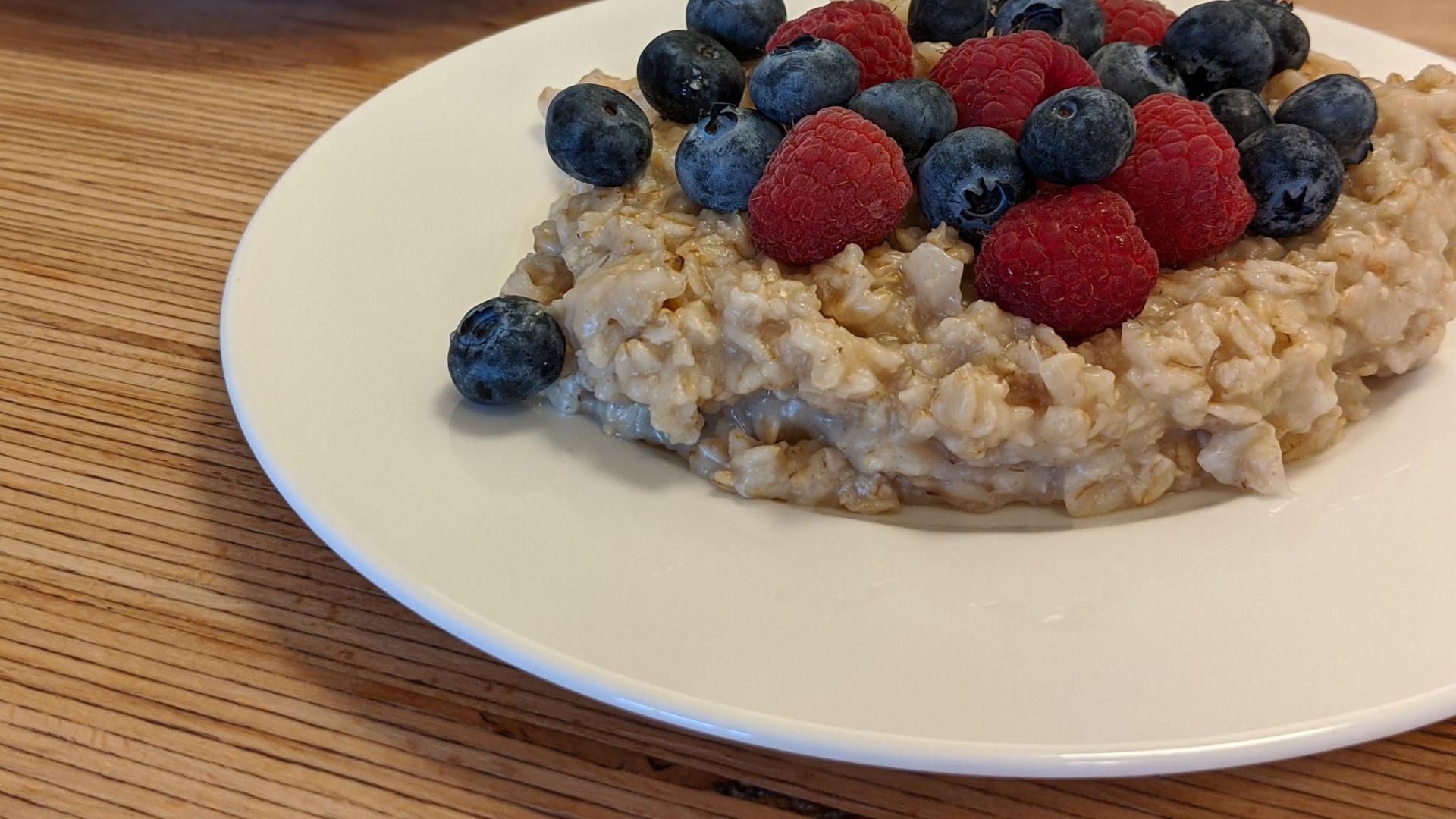 File:Oatmeal porridge with fruits 3.jpg