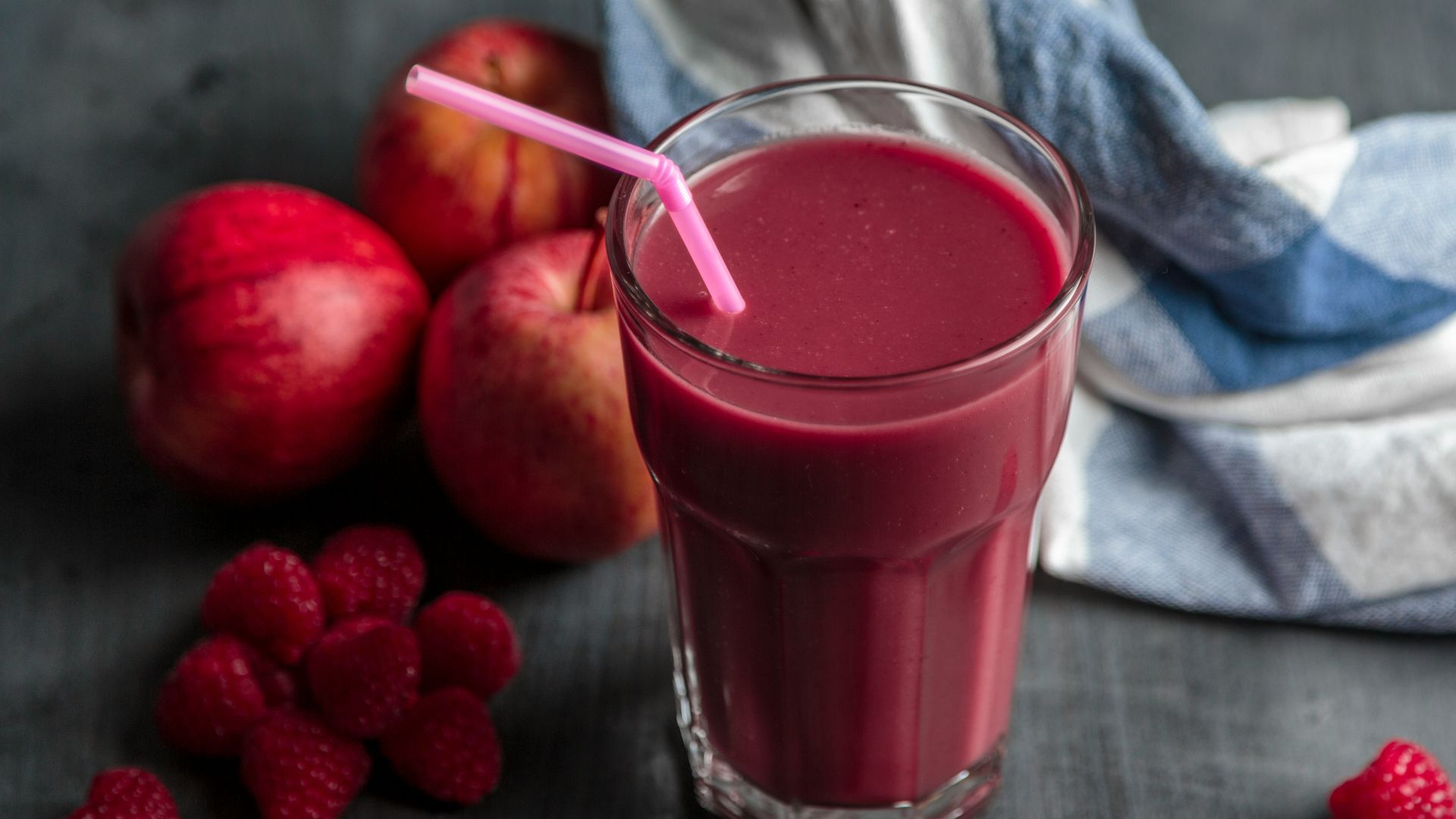 strawberry juice beside strawberry fruits